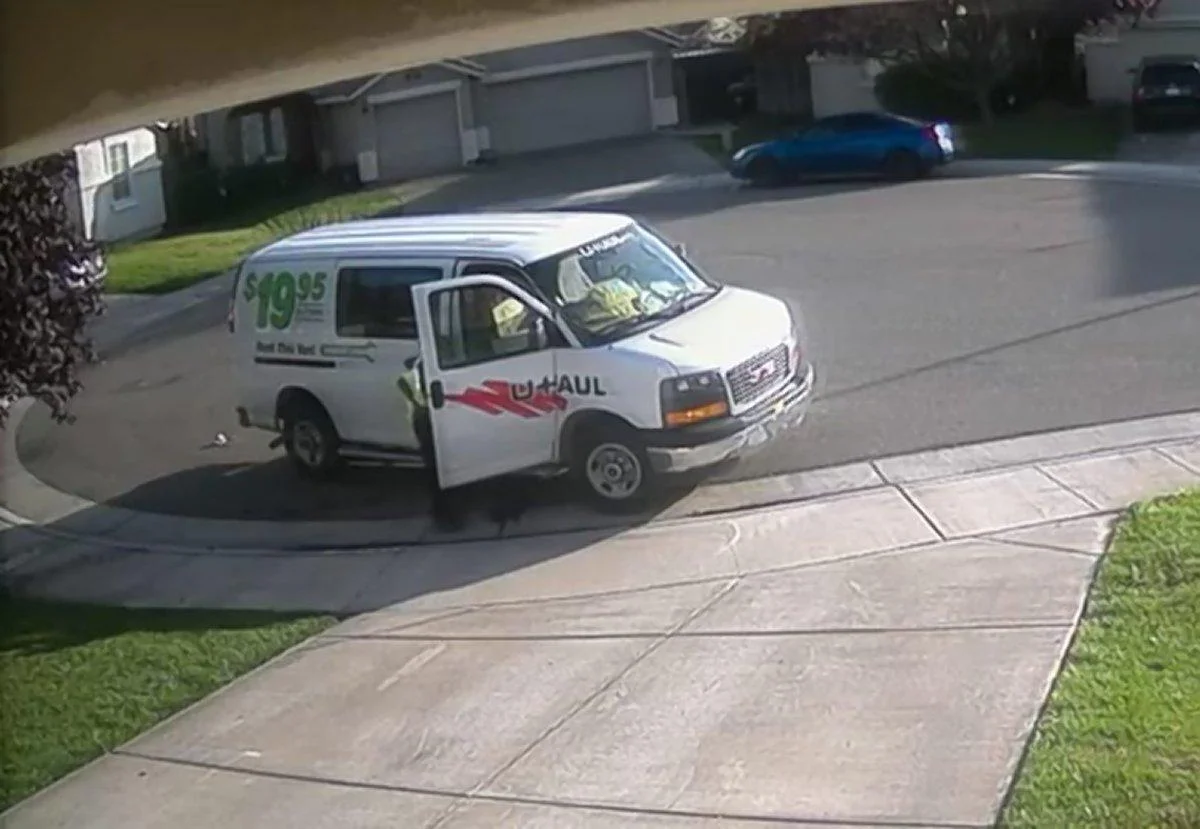 Amazon Driver Shits In The Middle Of The Street