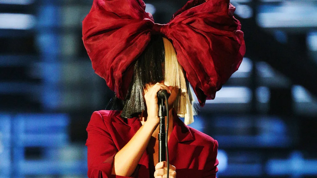 Creepy Photographer Tries To Sell Picture Of Sia's Butt- She Gives It Out For Free And Makes Him A Sucker!