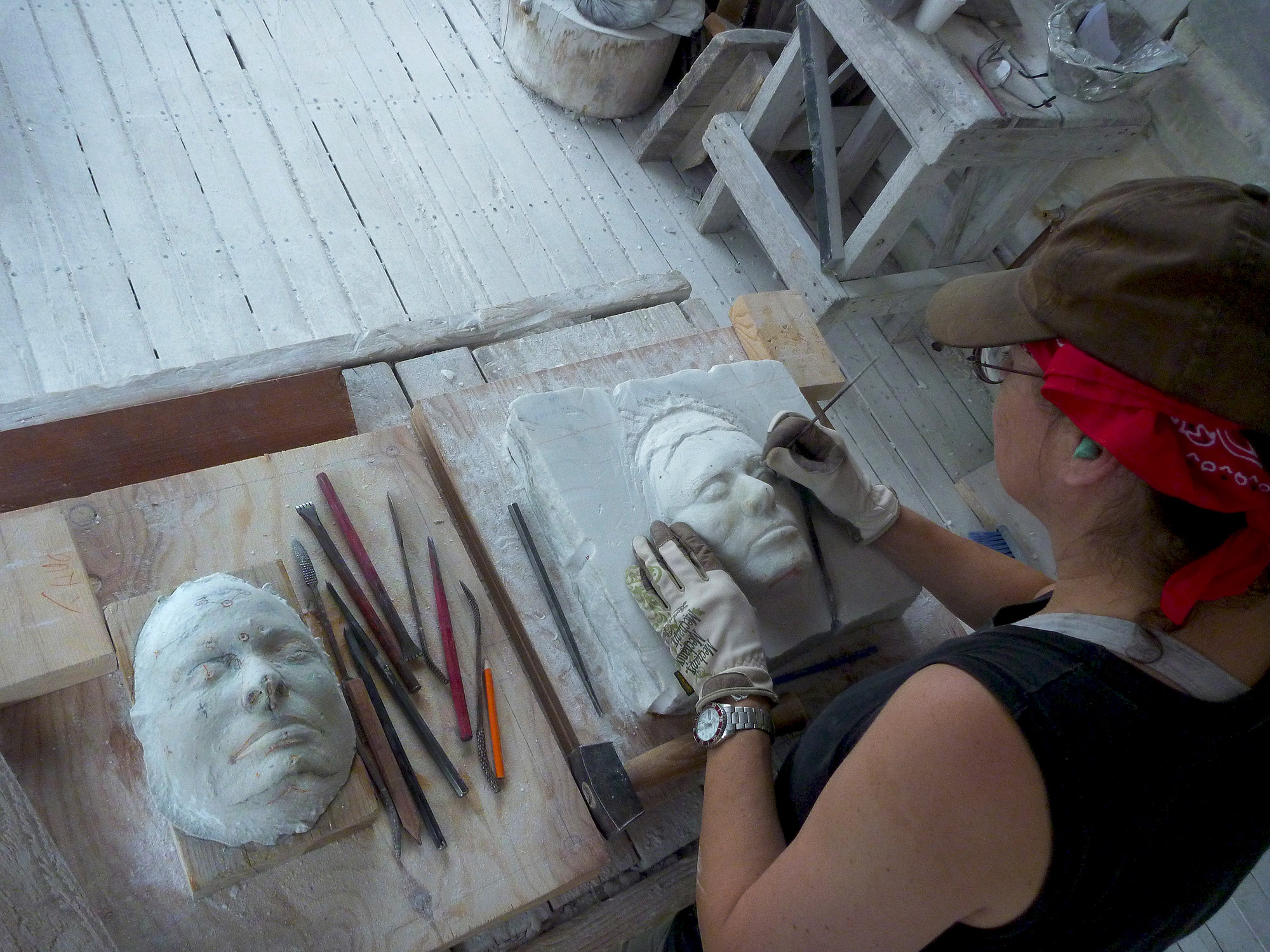 Sculptor-carving-marble-face-level-2-stone-sculpture-course.jpg