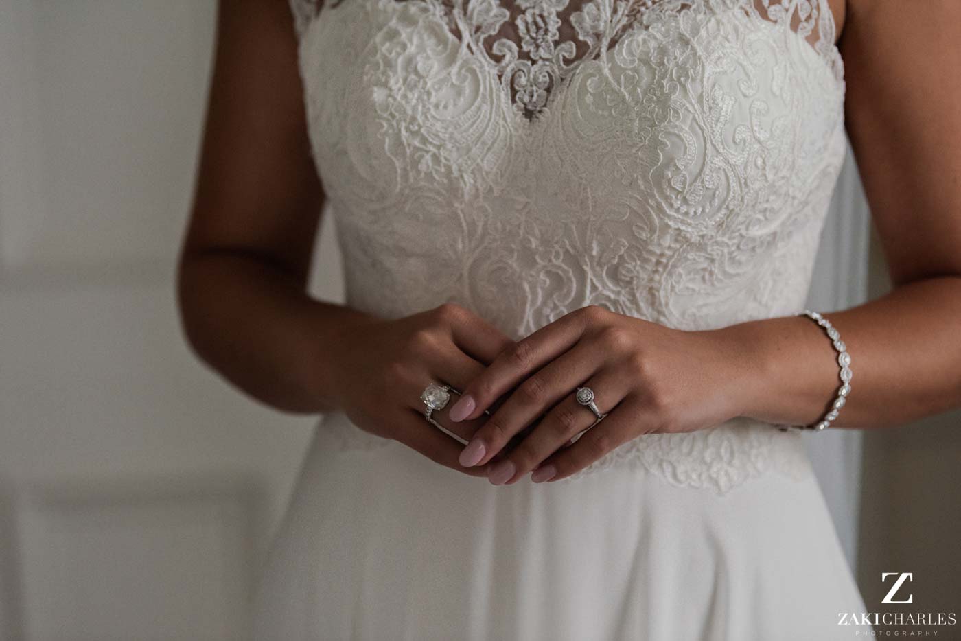 Detail of jewelry on the bride photo 1