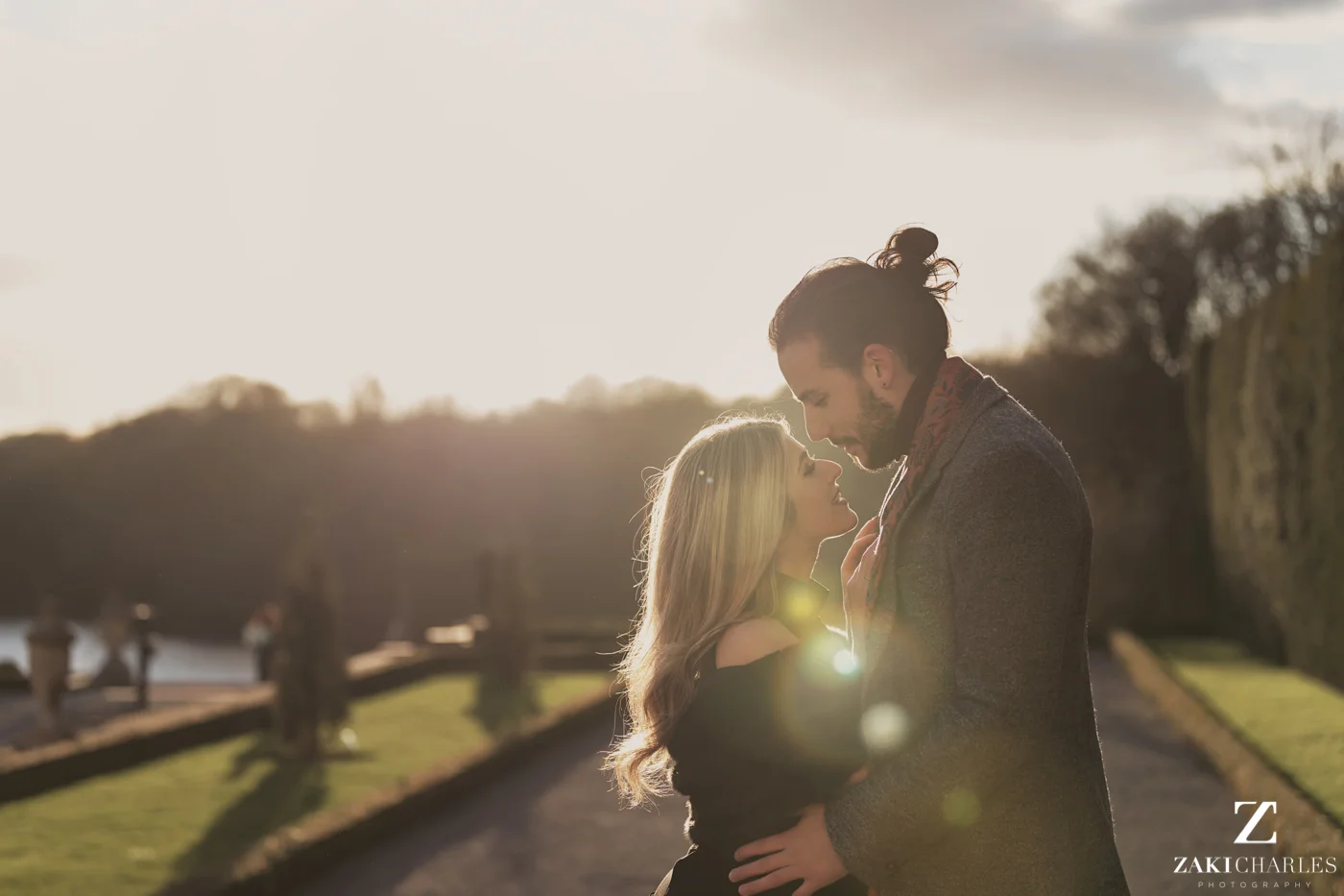 Blenheim Palace Engagement Session, AJ and Yannis in de sun, photography