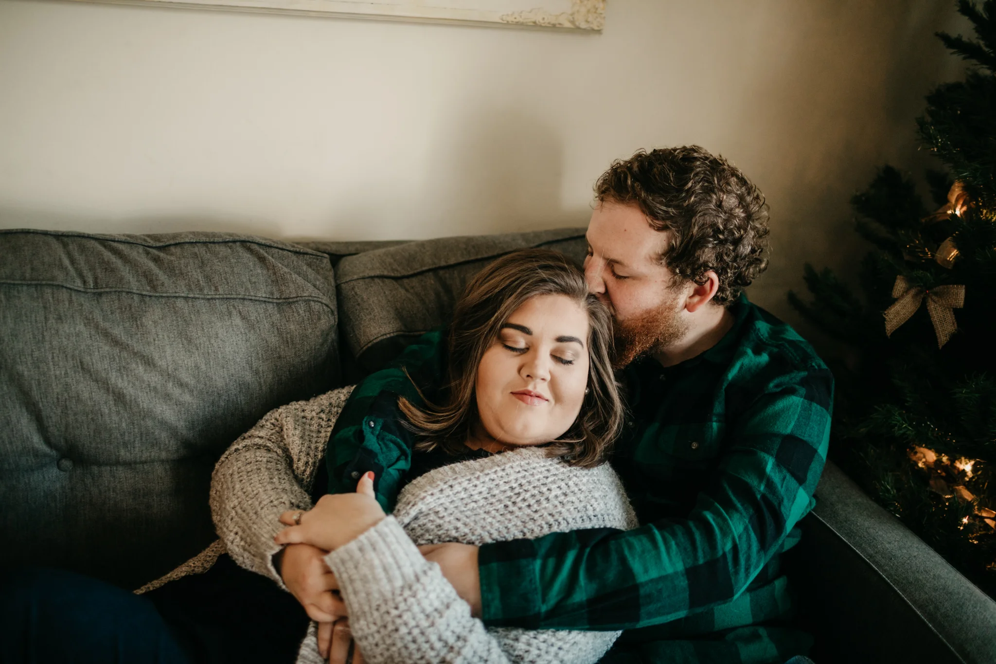 billie-shaye-style-photography-www.billieshayestyle.com-lifestyle-couple-christmas-cuddle-session-nashville-tennessee-8471.jpg
