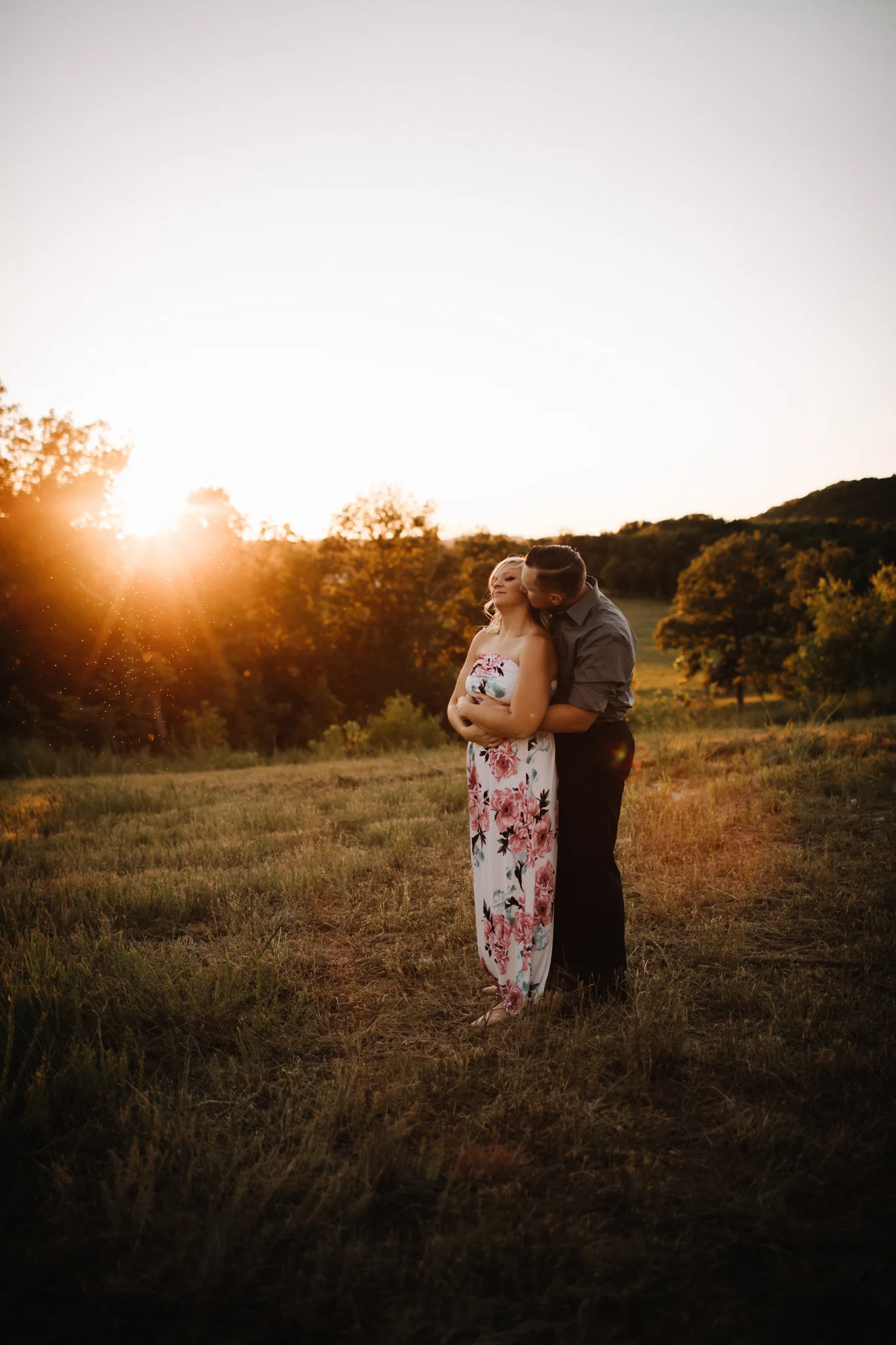 BILLIE-SHAYE STYLE PHOTOGRAPHY - WWW.BILLIESHAYESTYLE.COM - SUMMER RUSTIC OUTDOORSY COUPLES CUDDLE GOLDEN HOUR ENGAGEMENT SESSION - NASHVILLE TENNESSEE - 7051.jpg