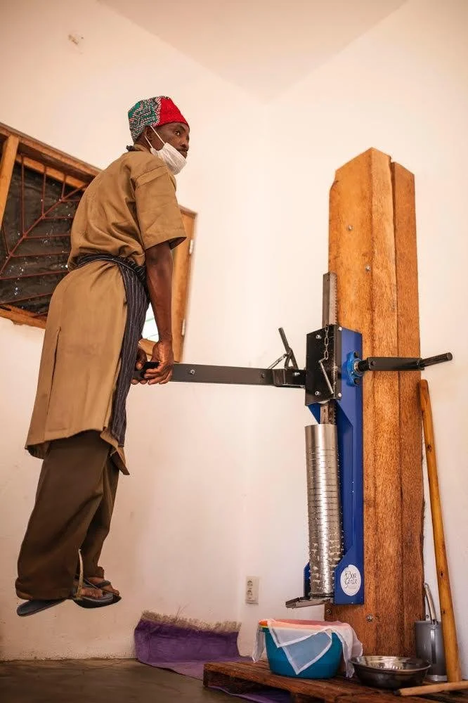 Finalmente o oleo esta prensado com uma prensa manual