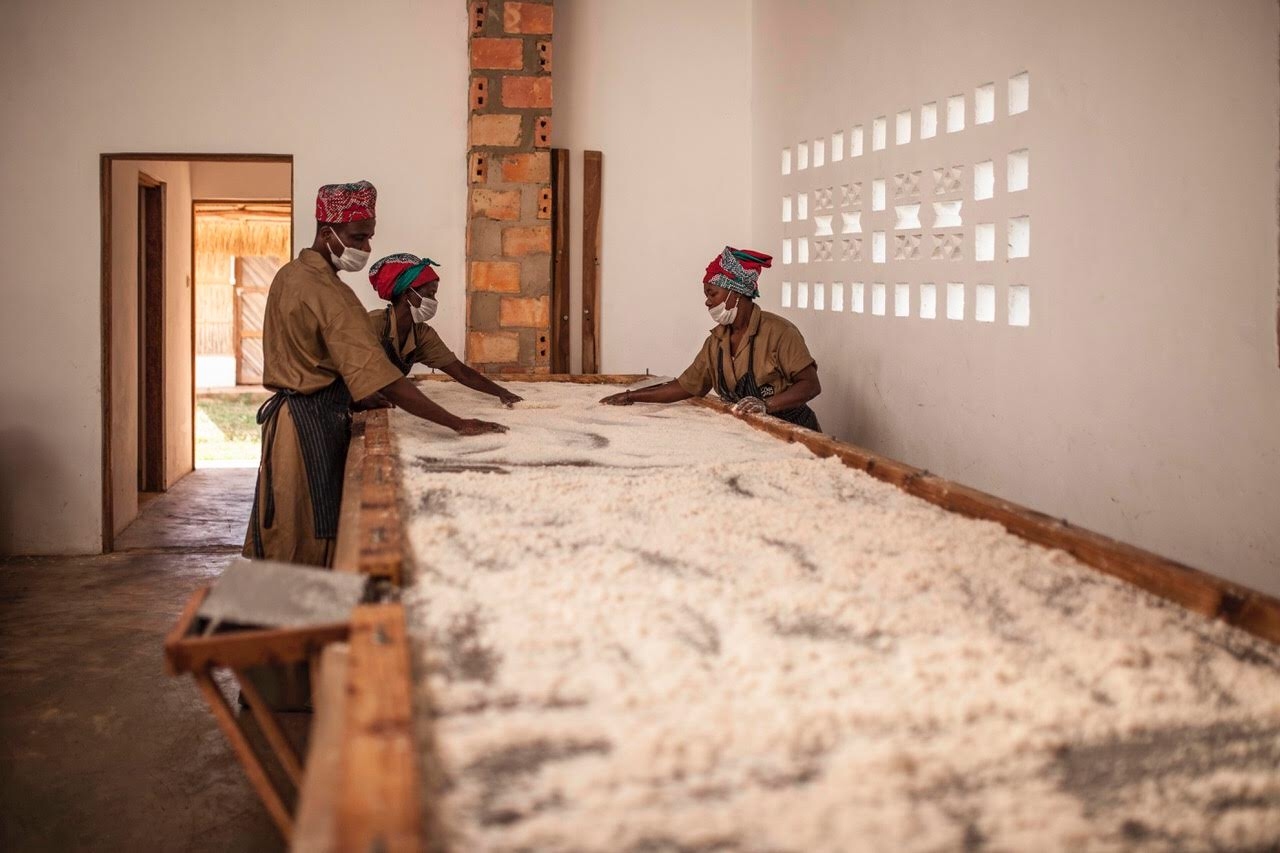O coco ralado é depois desidratado durante 40 minutos num secador tradicional