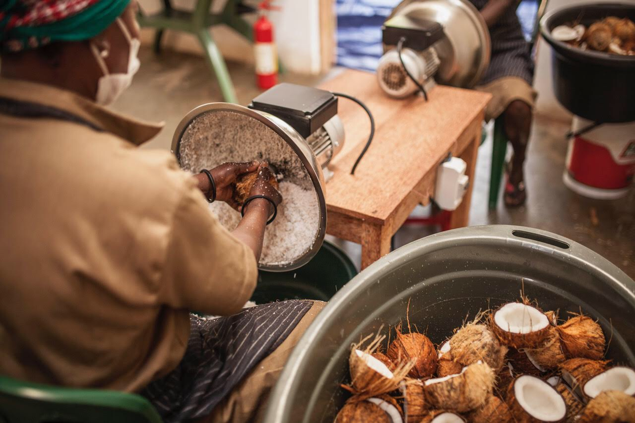 Os cocos são ralados a mão com ralador elétrico 
