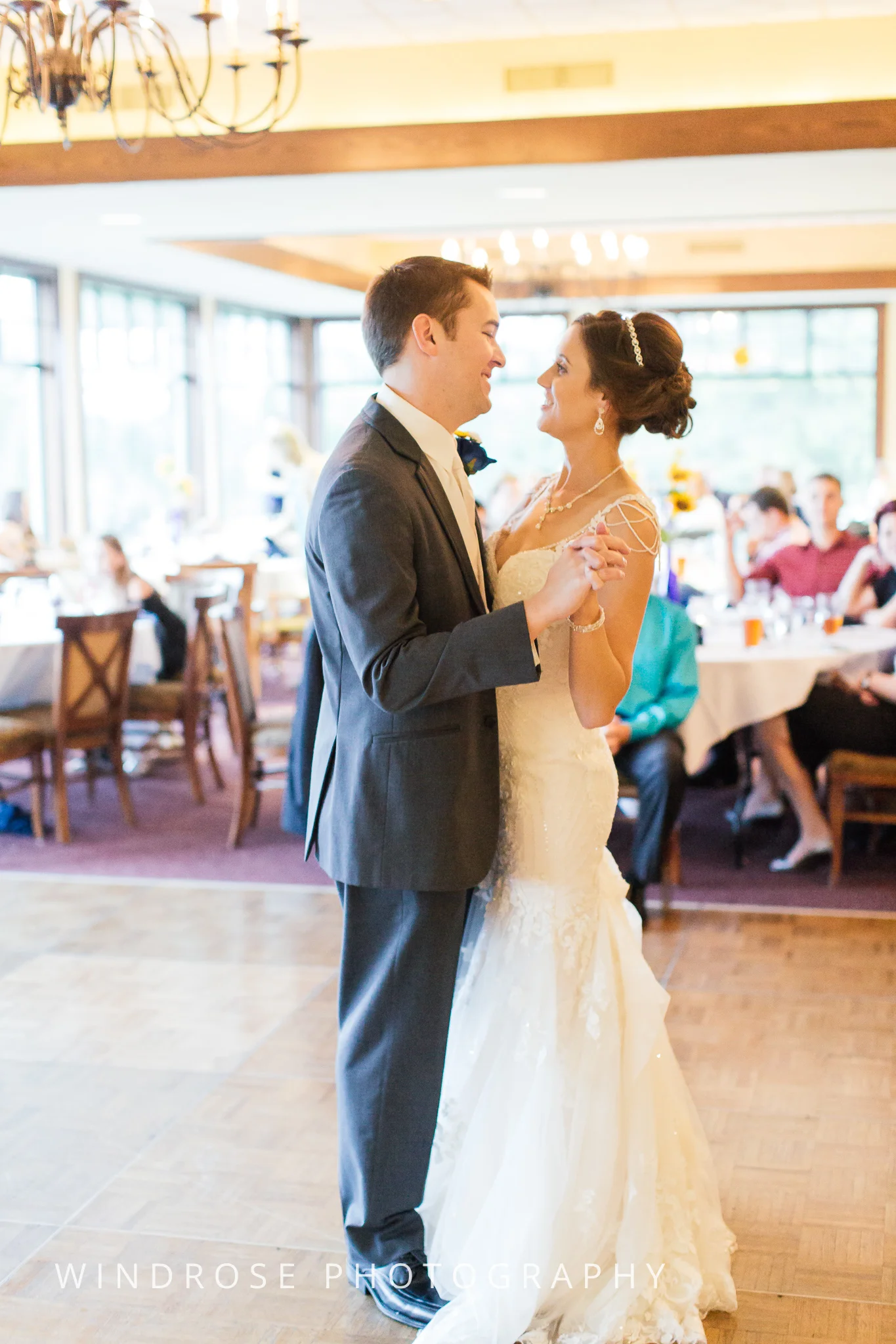 La-Crosse-Country-Club-Wedding-Minnesota-Wedding-Photographer-44.jpg
