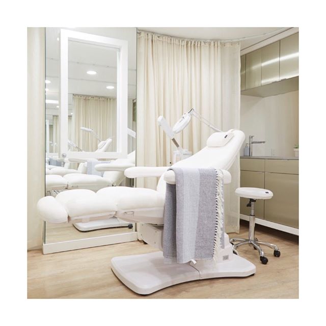 💆🏽&zwj;♂️ I review Silver Mirror Facial Bar in New York City! 
Link in Bio for Full Review! 
Mini Review: Skincare based in science, Silver Mirror prides themselves on practical facials. I had a Signature Facial consisting of a pre cleanse, acid tr