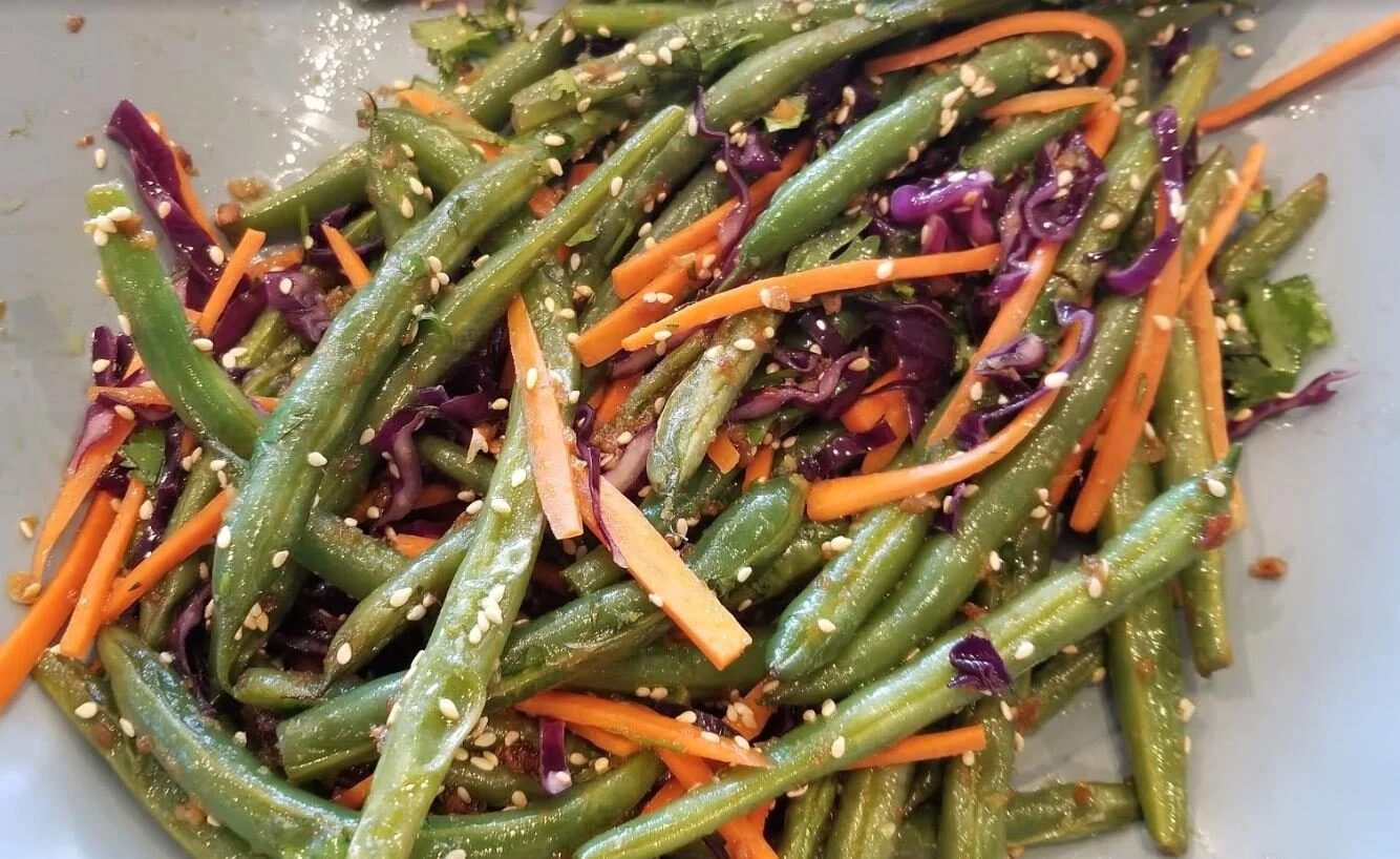 Crispy Sesame Green Beans with Carrot and Red Cabbage