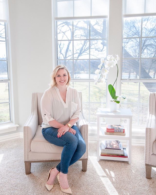 Happy Friday, everyone! May your weekend be as relaxing as this seating area!! #interiordesign #sittingarea #views #coffeetablebooks #sunshine #clairebushinteriordesign