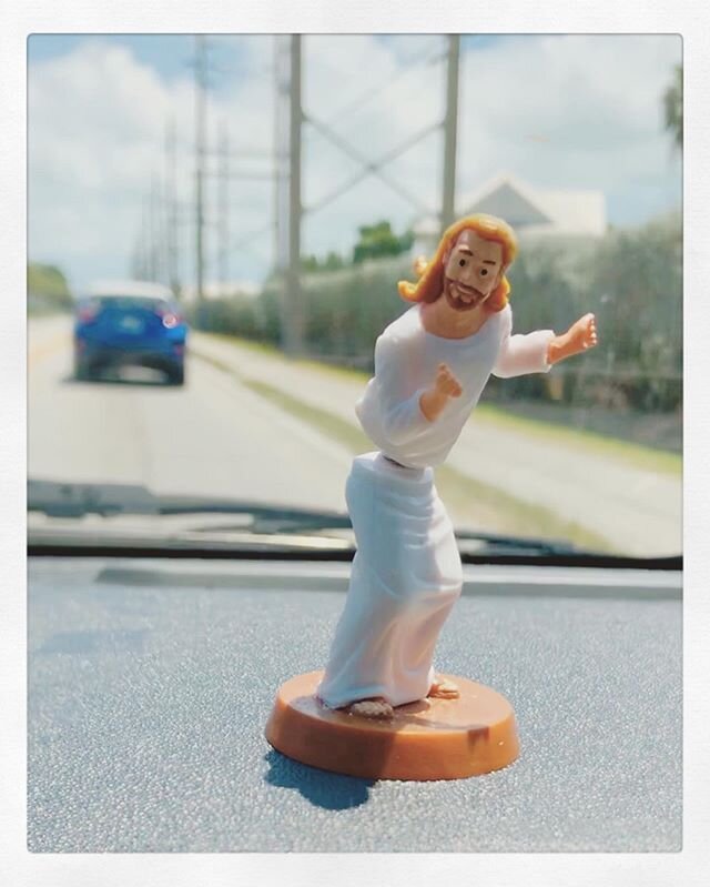 Someone needed a drive.
.
.
.
.
#fiat #turnon #dashjesus #jesusesmicopiloto #beautifulday #twerkitout #johnnycashday #easterisnear #keywest #islanddrive #us1 #quarantine