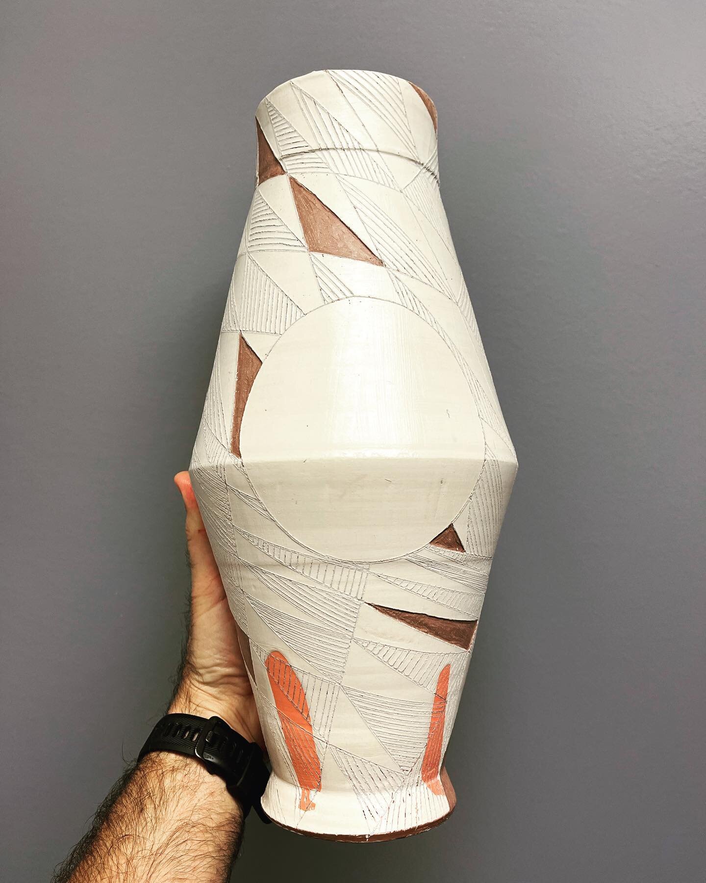 Here&rsquo;s another of the drawn and carved vases. Happy Friday, y&rsquo;all!
#ceramics #pottery #drawing #mishima #sgraffito #inlay #blueandwhite #flameorange #howiamaco