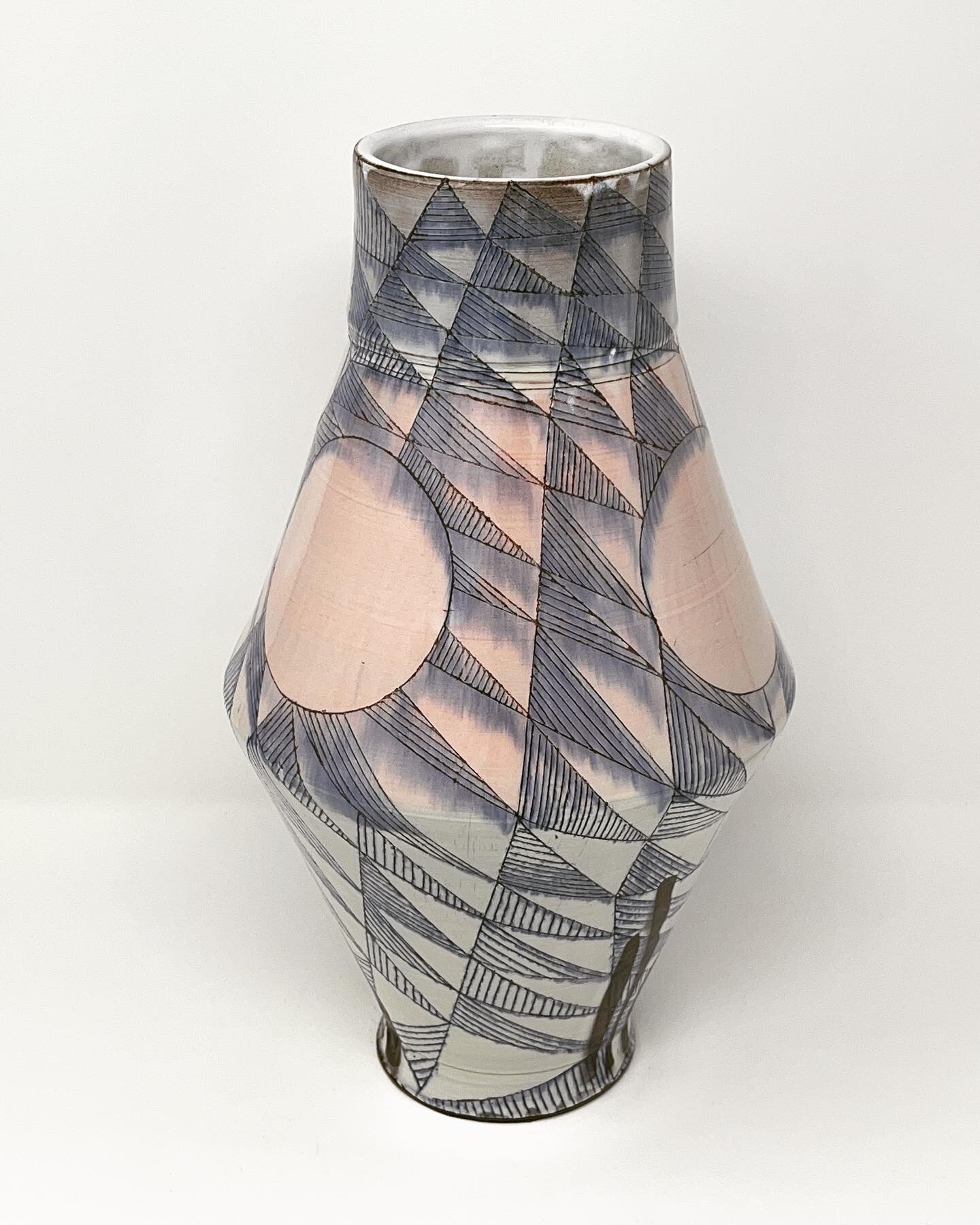 The vases thus far. Have a great Thursday.
#ceramics #pottery #azulejos #pink #flameorange #howiamaco #vase #pattern #blueandwhite