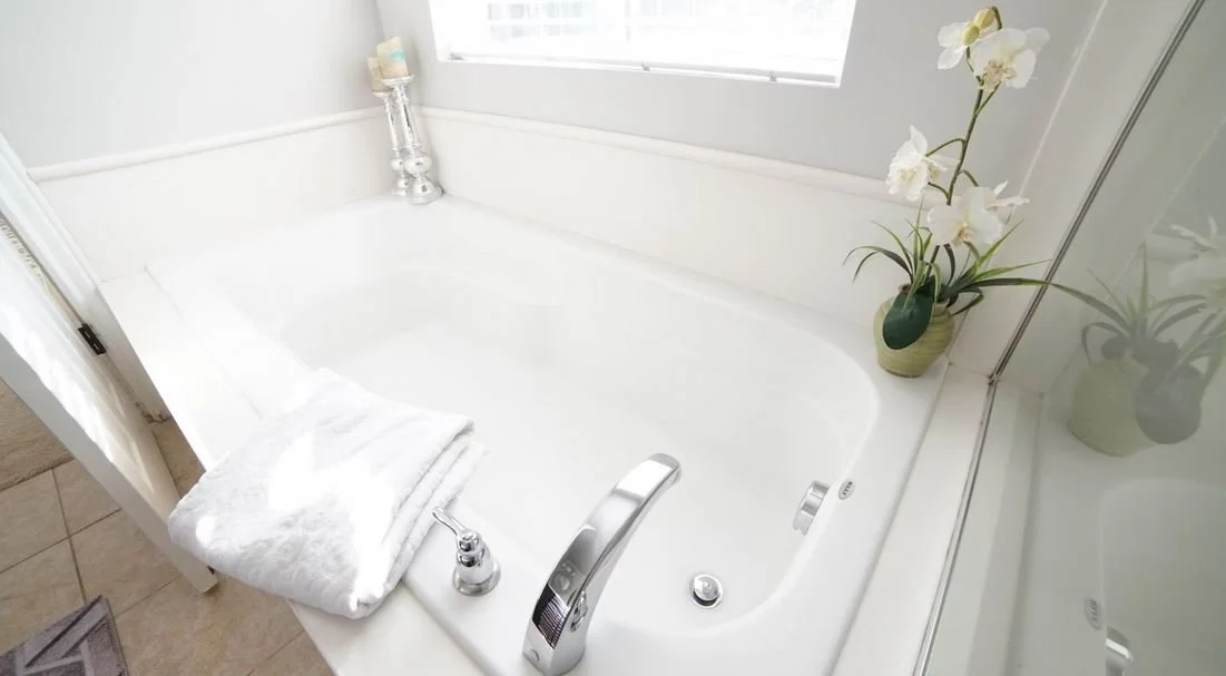 What NOT To Use On Acrylic Tubs (8 Things To Avoid)