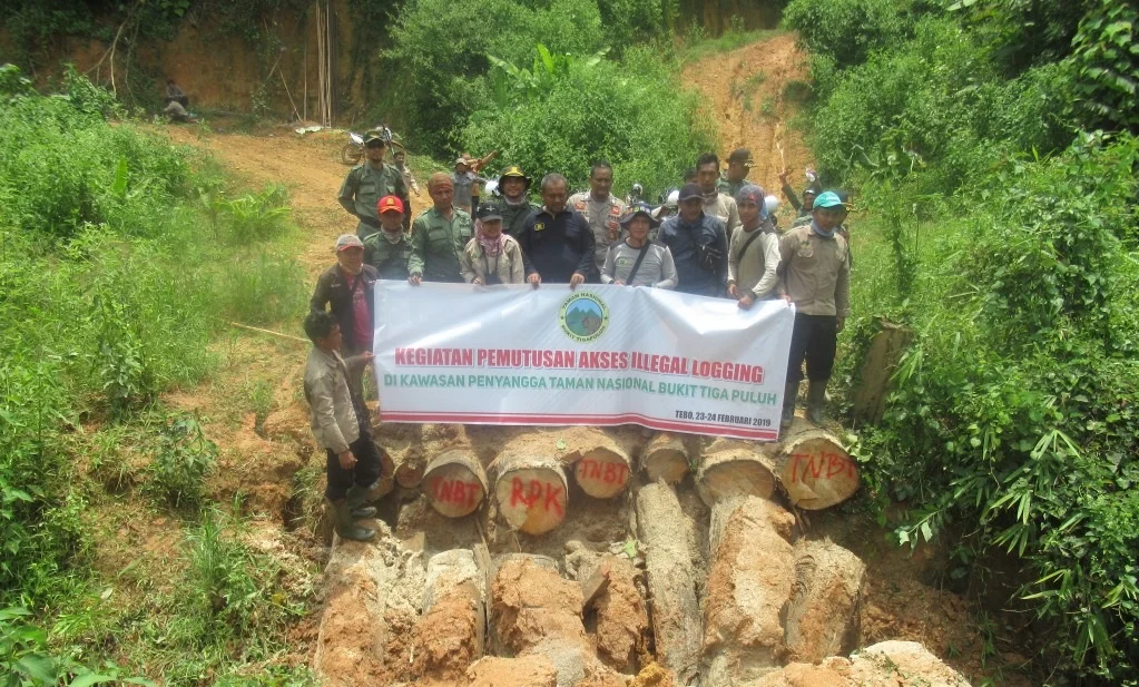 ....Closing access to illegal logging point..Penutupan akses ke titik pembalakan liar....