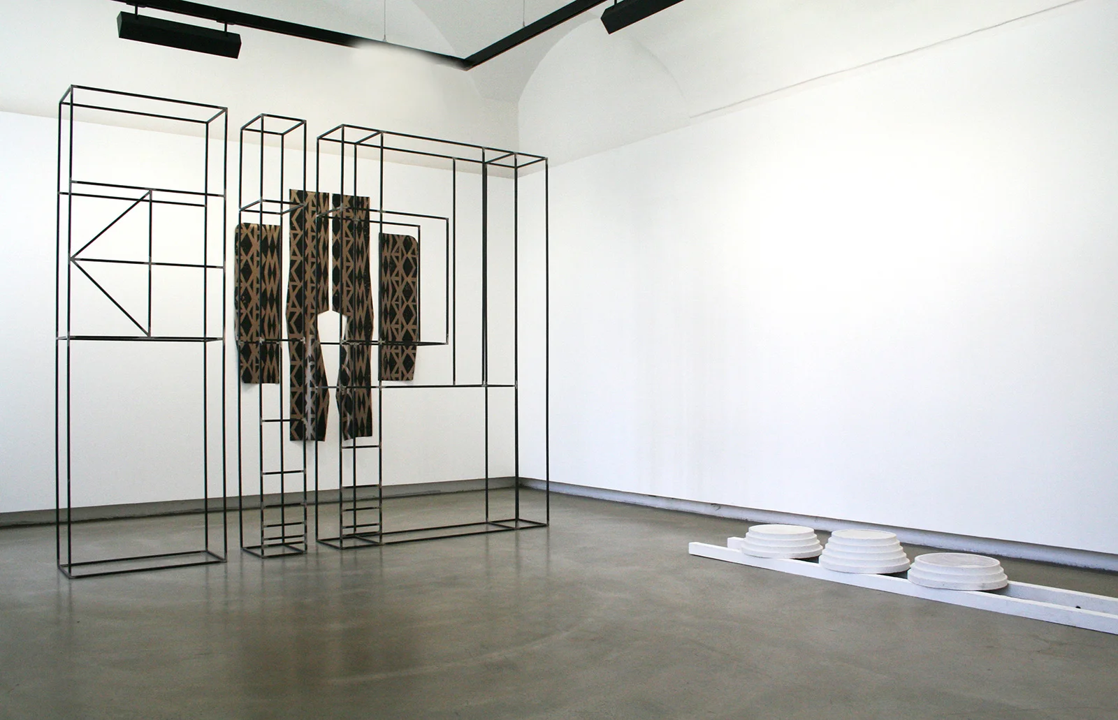 I. Untitled, 2015, steel, 2.04 x 1.02 x 0.60 m II. Material M, 2015, handmade print on artificial leather, 14 x 1.40 m III. Cast, 2014, cement, wood, dimensions variable