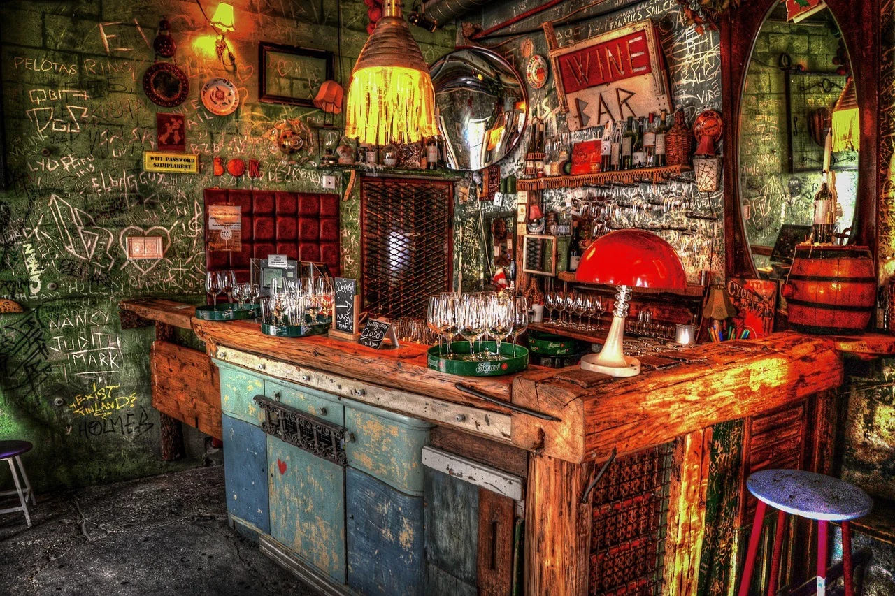 Szimpla Kert’s eccentric wine bar (Pixabay).
