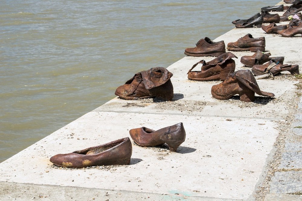 Shoes on the Danube memoir ( larahcv , Pixabay).
