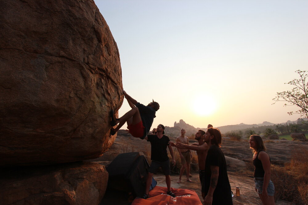 A sunset session with a motley crew of boulderers, including some first-timers, who met at the Goan Corner. (Photo: Trixie Pacis)