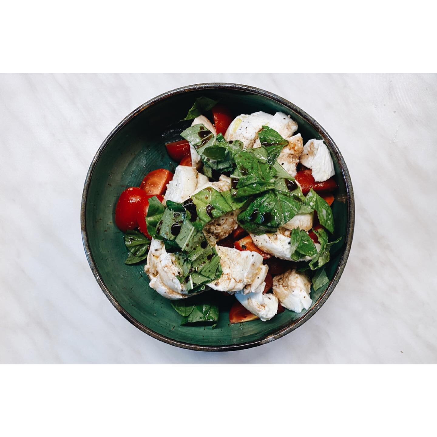 It&rsquo;s the simple things&hellip;
.
.
.
#caprese #insalatacaprese #thesimplethings #buffalomozzarella #freshbasil #basilicofresco #mozzarelladibufala #tricolor