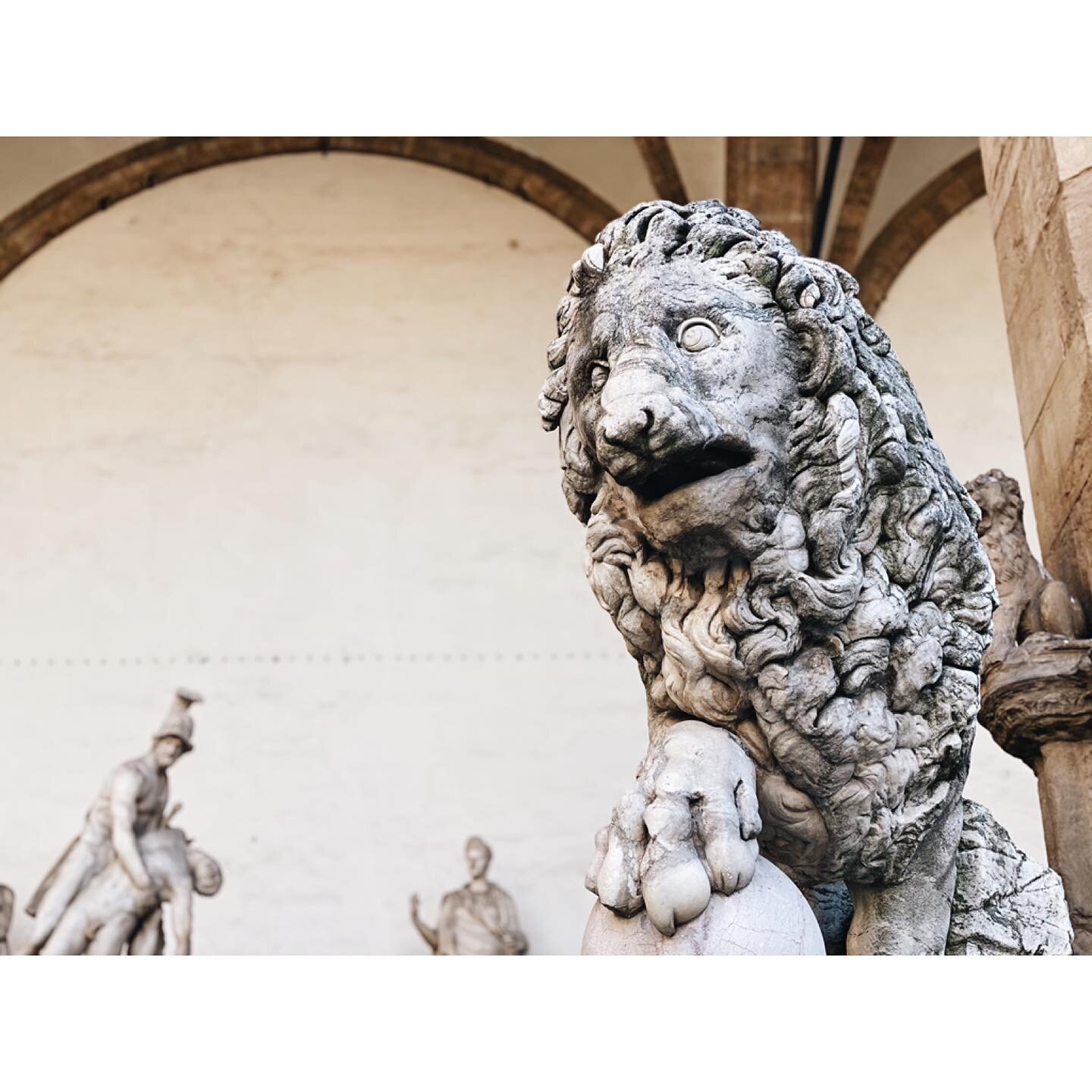 Little help back here... 
.
.
.
#loggia #loggiadeilanzi #florencehistoriccenter #piazzadellasignoria #lionwithball #dudeisheavy