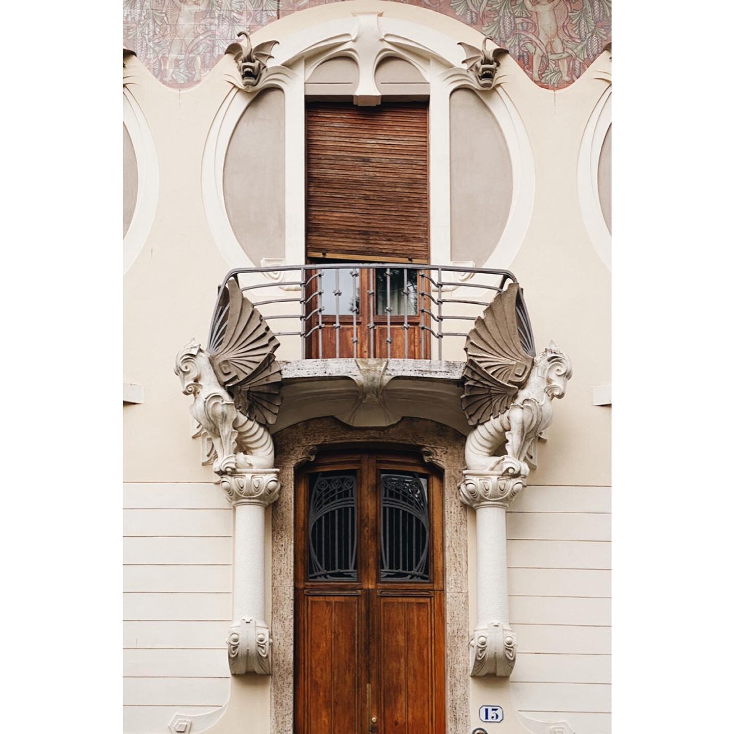 A little art nouveau on a sunny day. 
&bull;
&bull;
&bull;
#artnouveauarchitecture #stilelibertyfirenze #stileliberty #artnouveauflorence #florencearchitecture #arcitetturafirenze #dragons #dragonwings