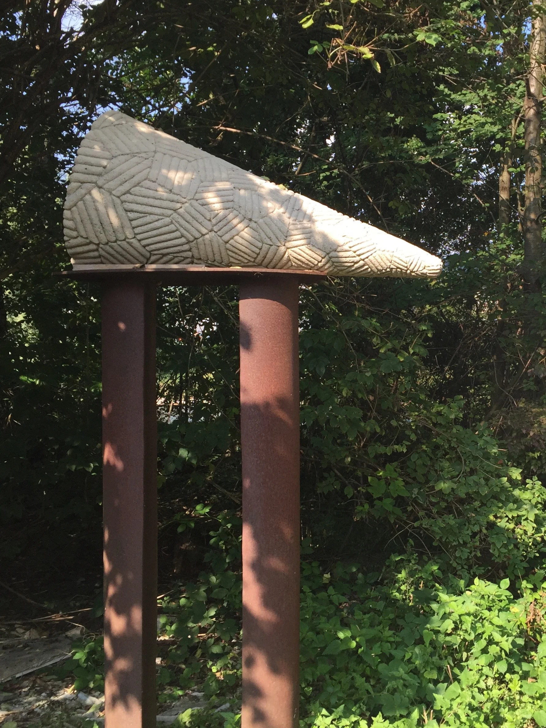Aussenplatz 2016, mit Zapfenskulptur 2013