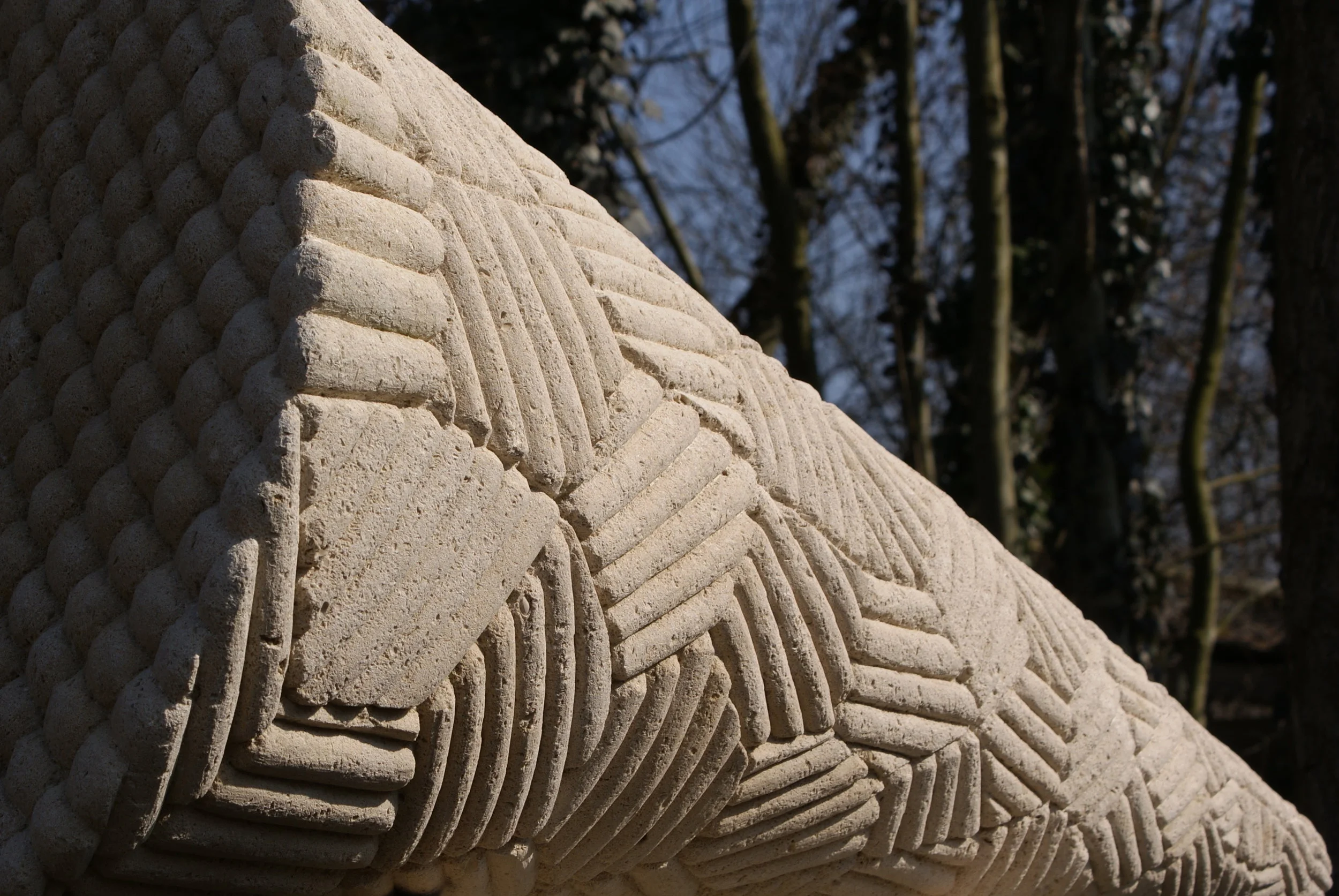 Aussenplatz 2013 mit Zapfenskulpur