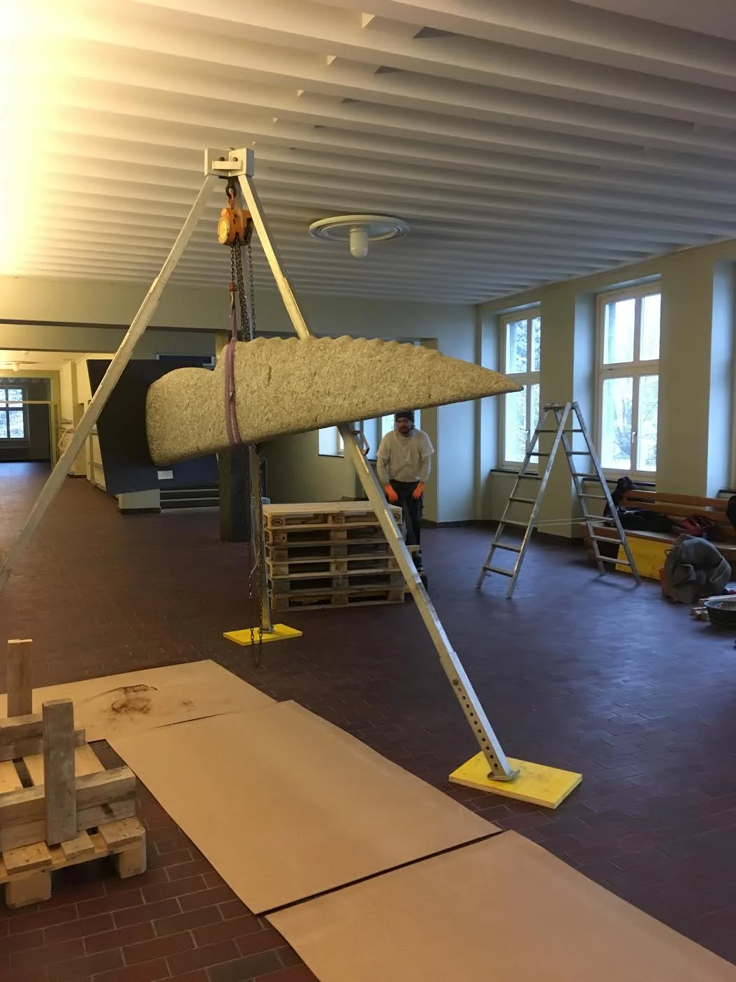 Messerstein Granit 1986, H ca. 3 Meter, Kantonsschule im Lee, Winterthur (Zur Zeit wegen Bausanierung abgeräumt.)