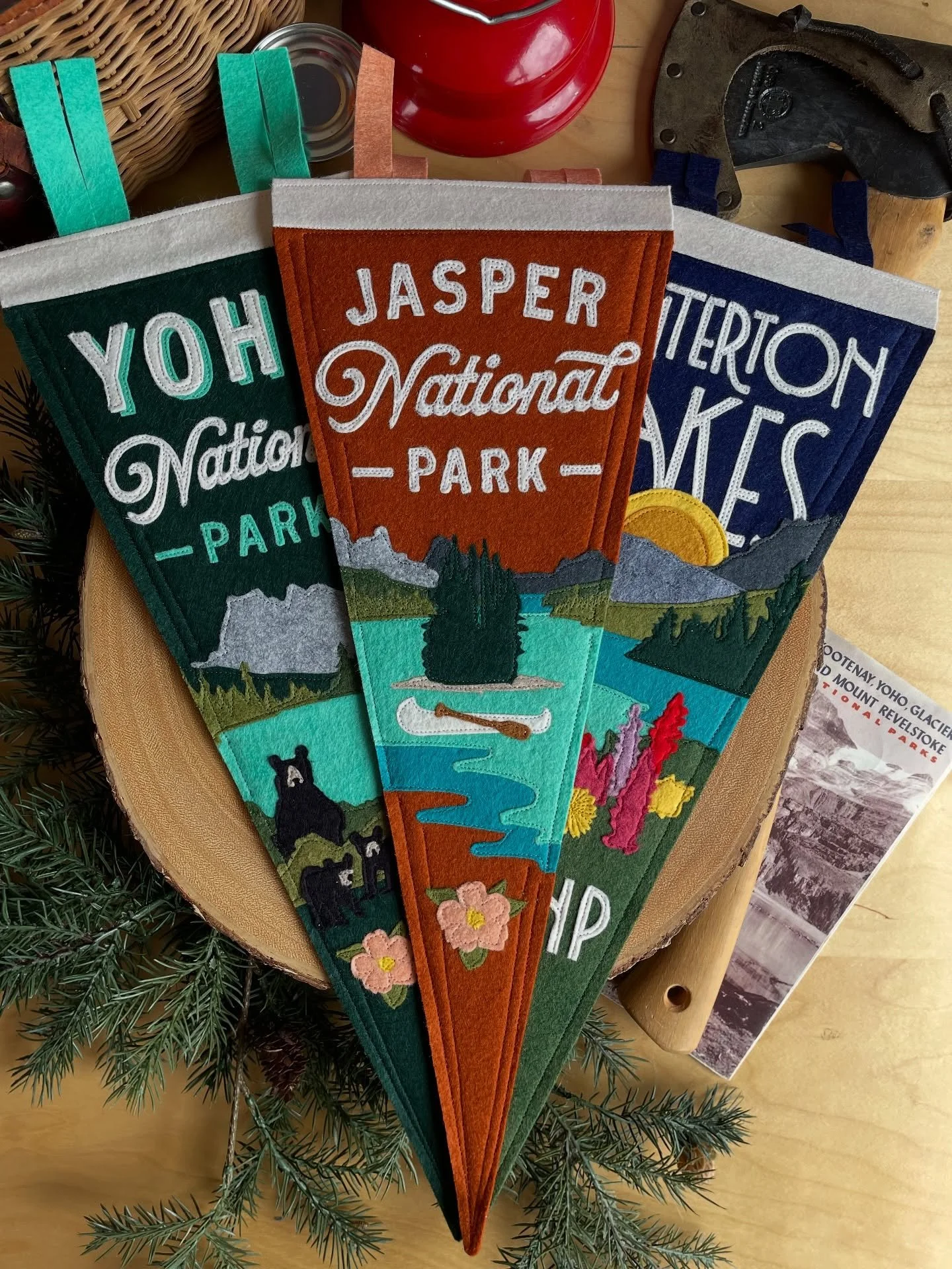 This pretty collection off to Luxembourg 🚩🌲🌼🐻🎒

#yohoco #pennants #pennant #designer #defign #yoho #yohonationalpark #watertonlakesnationalpark #jasper #jaspernationalpark #waterton
