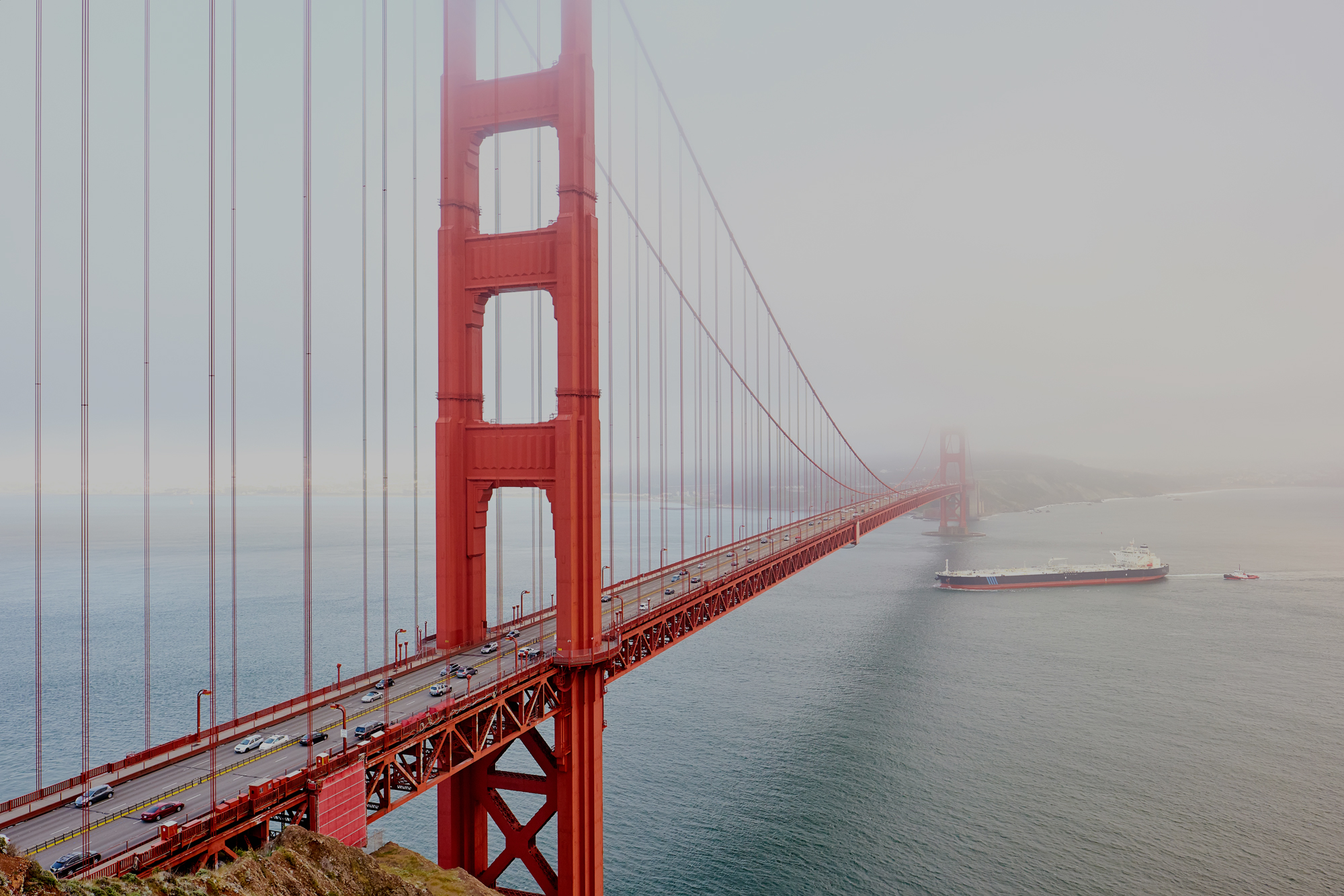 golden-gate-bridge-view-at-foggy-day-VKFHGU6.jpg