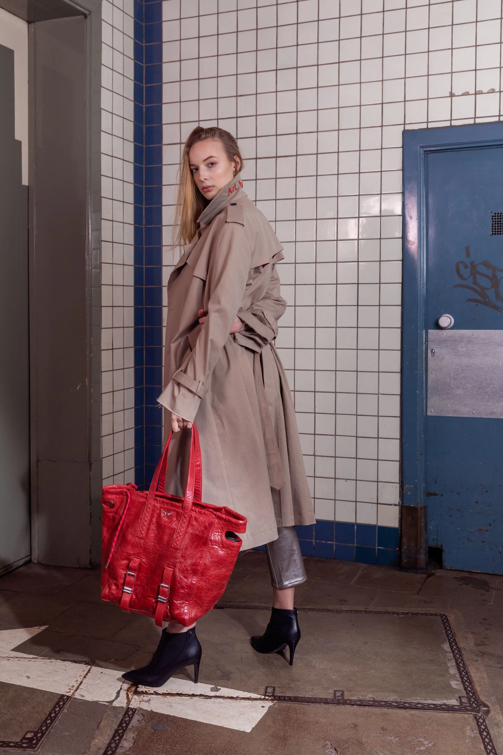  Photo & retouch: Alexis Breugelmans
Model: Lauren de Bie from Just Jess Models
Make-up: Sarah Cluyse
Hair: Imke Melis
Assistant: Sara De Clerck
Clothing: Zadig & Voltaire 