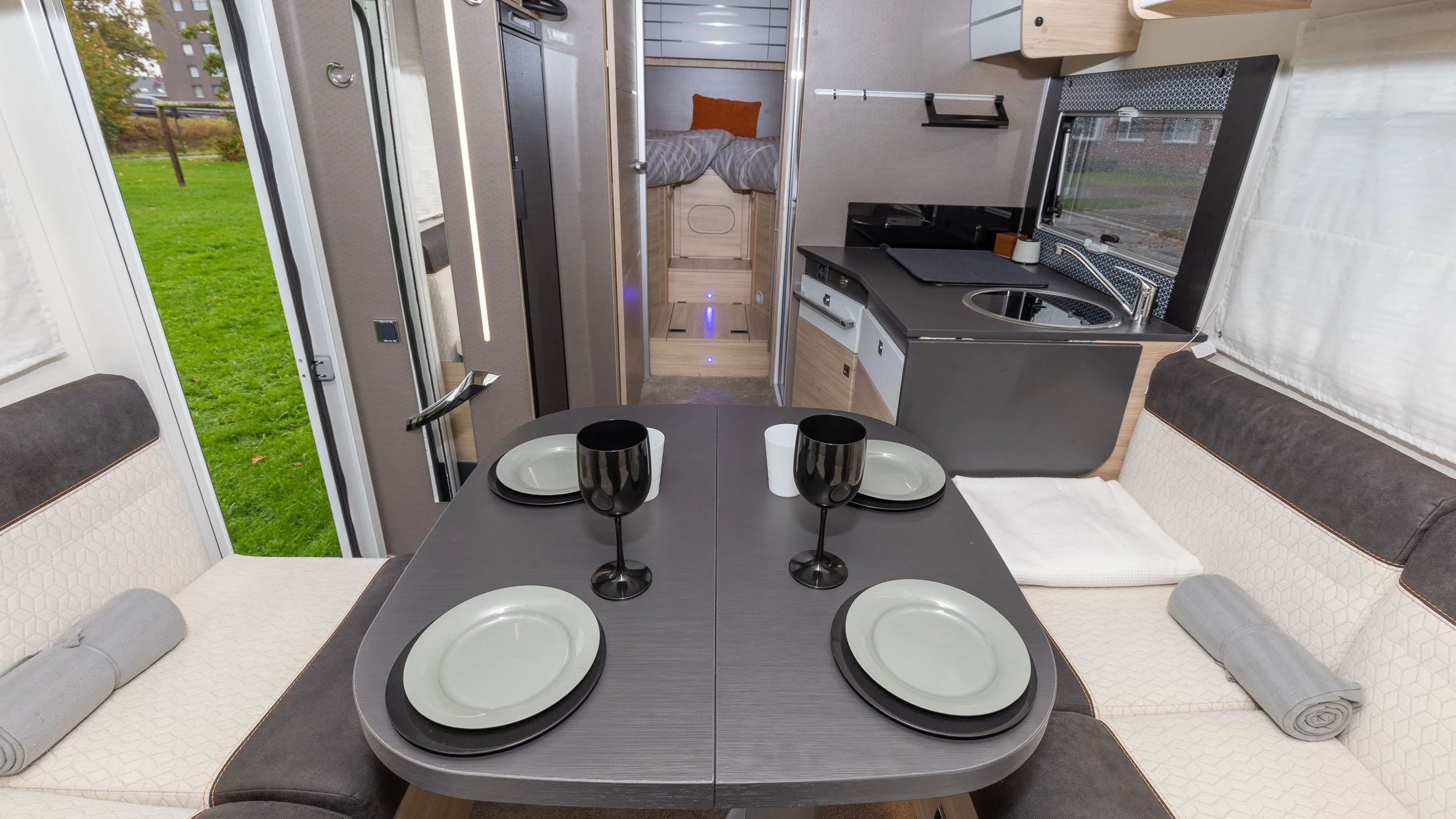  Mobilhome & camper van photographer in Hasselt, Limburg, BelgiëInterieurfotograaf voor mobilhomes, camper vans en verhuurplatformen in de Benelux, België, Nederland en Luxemburg.Mobilhome & camper van fotograaf beschikbaar in provincie Antwerpen, Li