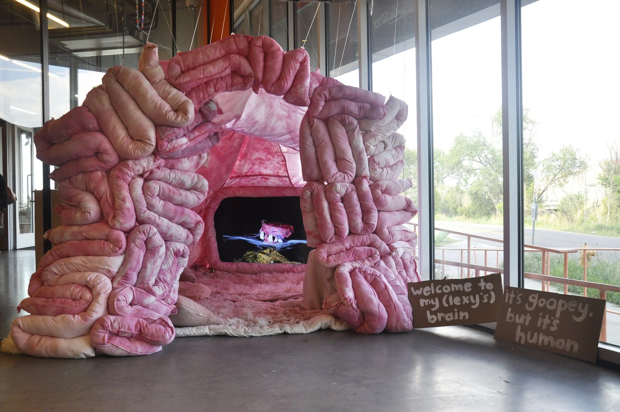 A peek at the ~Cozy Brain Fort~, which housed my new stop motion animation, ~Brain Chatter~. After being all about goopey hearts, it's been a time of ~goopey brains~ (of different scales!) Can't believe it's been two weeks since the opening of this s