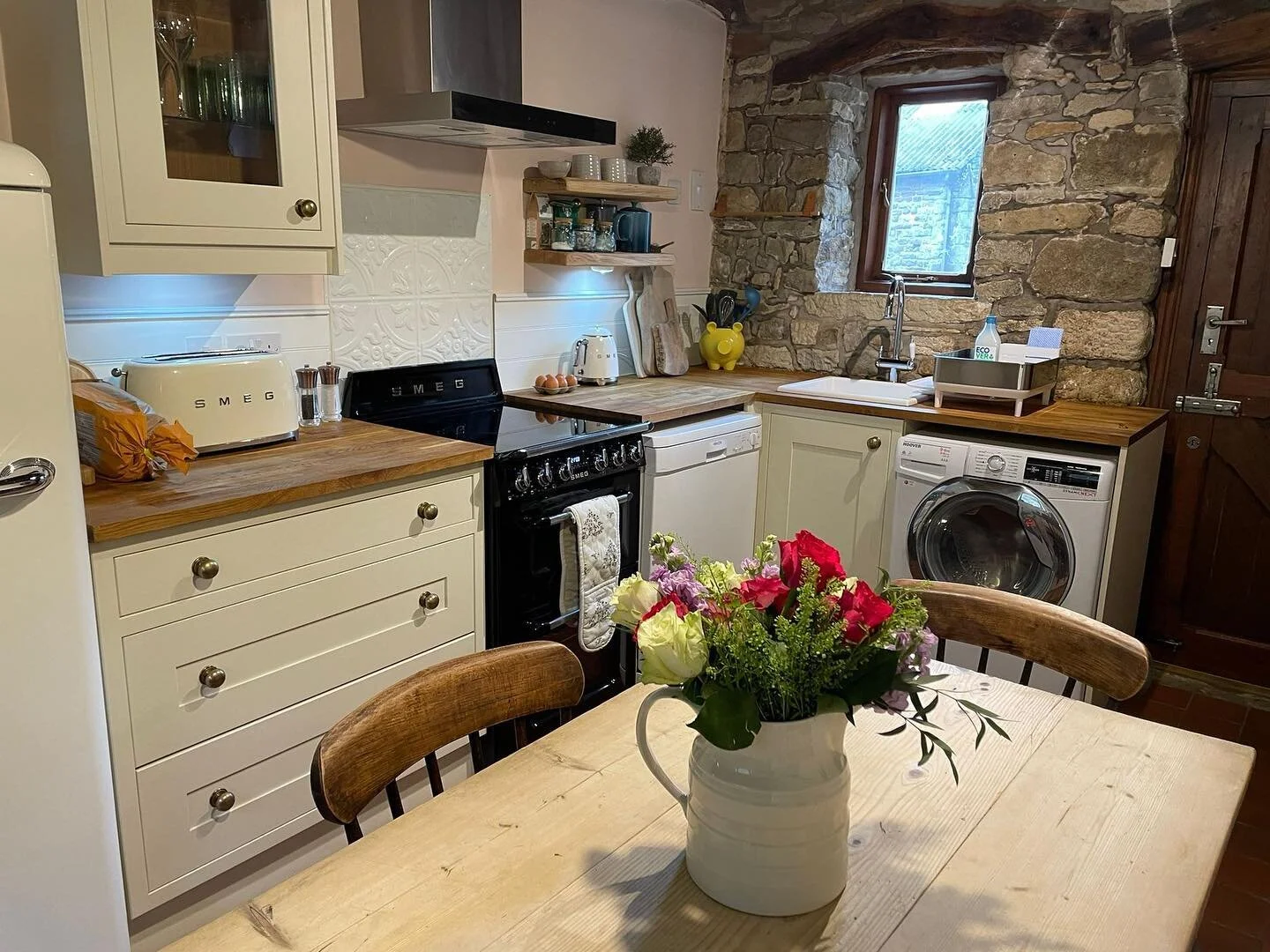 Barn Cottage has just re opened after closing last year to house a family from Ukraine. So, if you’re looking for a lovely cottage for a weekend away, or a base from which to explore all the Peak District has to offer, look no further! .
.
.
.