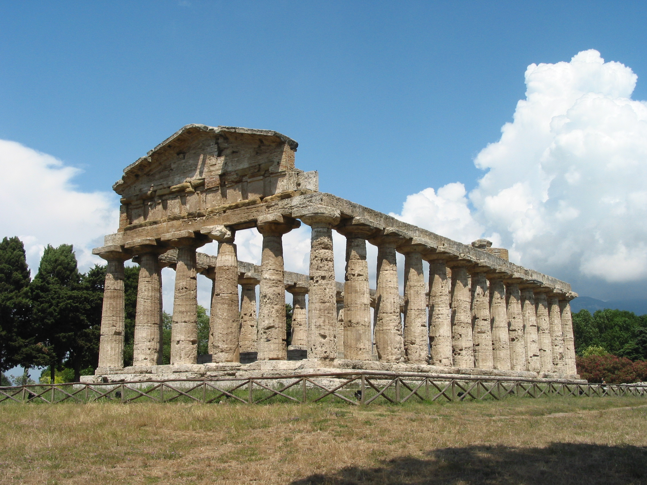 Temple_of_Athena_at_Paestum.JPG