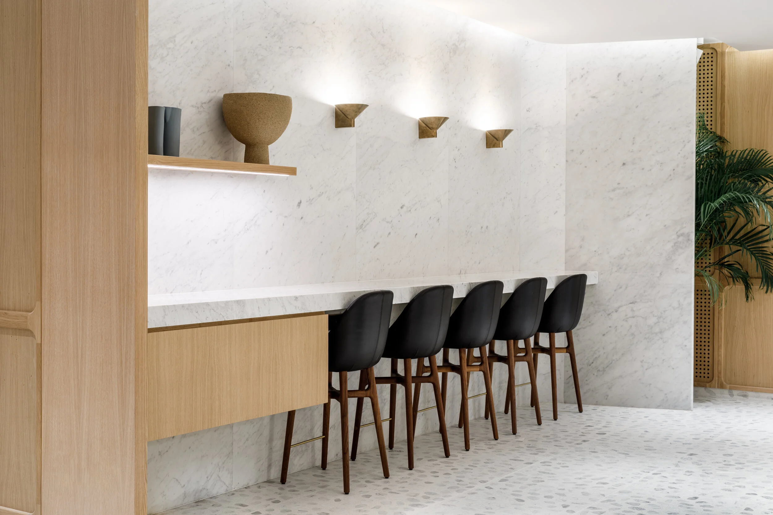 Qantas Lounge E_.jpg