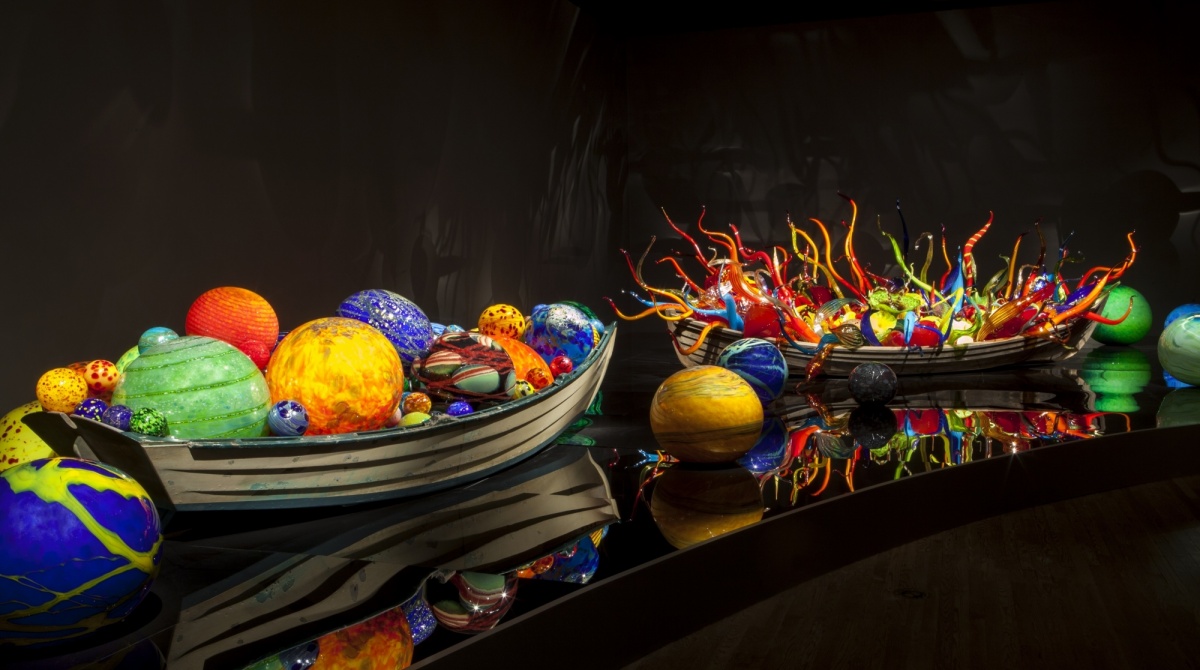 2_Dale-Chihuly-Float-Boat-and-Fiori-Boat.jpg