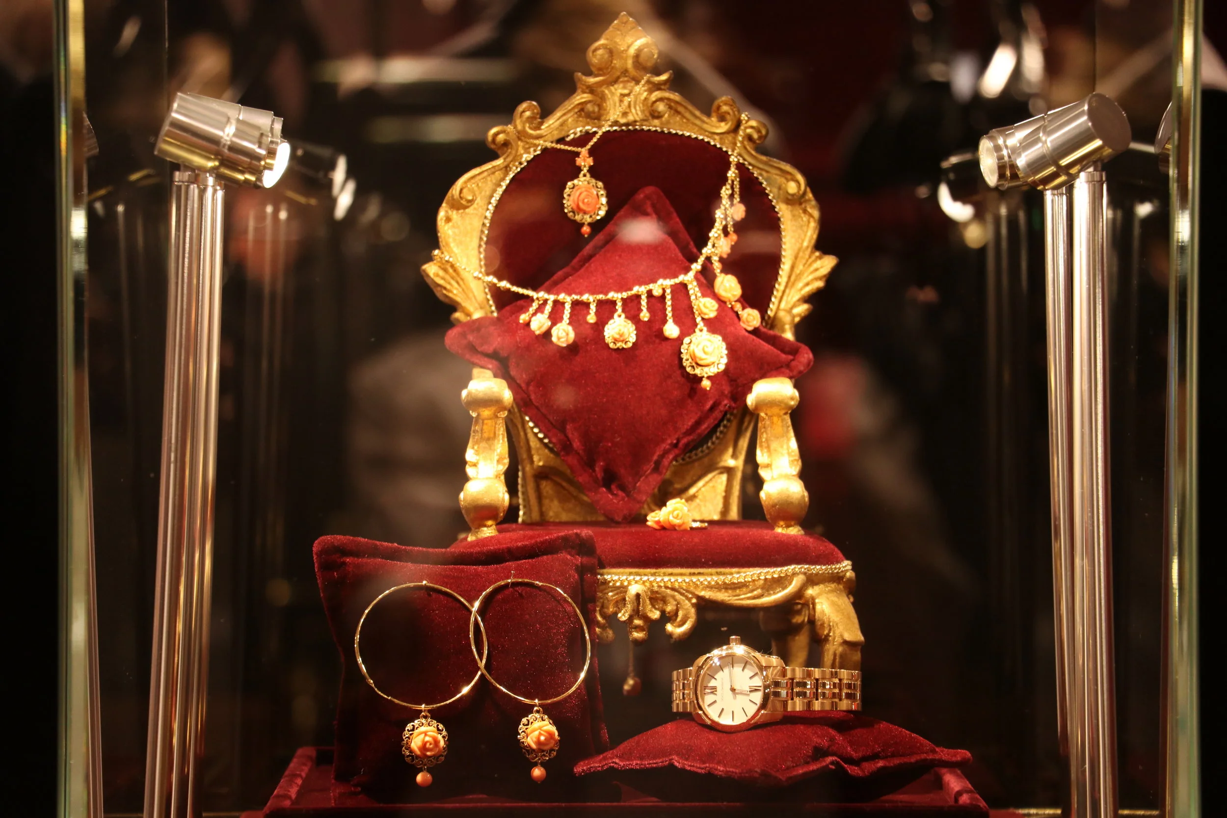  Dolce &amp; Gabbana Jewlry Glass Case 