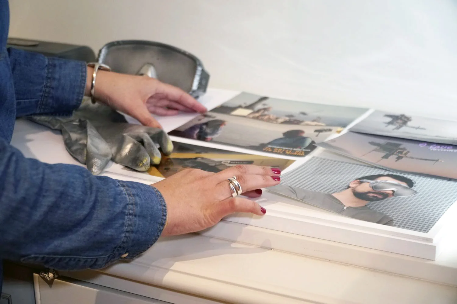 Montaje de la exposición "El Hotel del Fin del Mundo" de Jonthan Notario