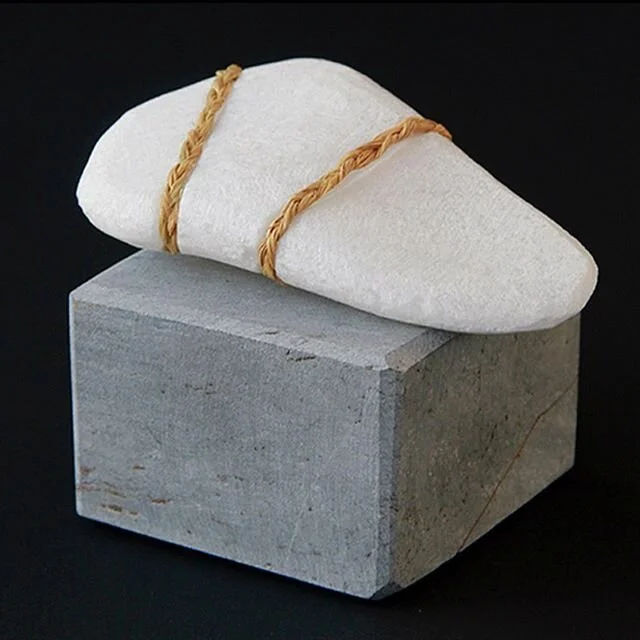 Esta va a ser la &uacute;ltima parada de la exposici&oacute;n 𝗜𝗻𝘁𝗲𝗿𝗽𝗮𝗶𝘀𝗮𝗷𝗲𝘀 con la obra del escultor torroxe&ntilde;o Antonio Rico Nu&ntilde;ez.
"Con la pieza de Antonio Rico se re&uacute;nen muchas cuestiones que ya han sido tratadas, todas concentradas en un solo concepto: la s&iacute;ntesis de la materia como la relaci&oacute;n principal del ser humano con la naturaleza. Piensa en todo lo que tienes a tu alrededor. A pesar de su dise&ntilde;o o su apariencia, est&aacute; compuesto por materiales que vienen directa (madera, metal) o indirectamente (pl&aacute;stico) de la naturaleza. Esta obra evoca a esa naturaleza que ha sido sintetizada por el ser humano: una pieza de m&aacute;rmol Macael rodeada por un esparto y apoyada sobre una base de m&aacute;rmol gris Toledo. El paisaje sintetizado, reducido exclusivamente a su usufructo en manos del ser humano"
Rizo de Mar
2015
Escultura en m&aacute;rmol Macael, esparto, base gris Toledo
9 x 9 x 9 cm ⛰𝗜𝗡𝗧𝗘𝗥𝗣𝗔𝗜𝗦𝗔𝗝𝗘𝗦⛰exposición virtual de @eldevenir + @galeriazunino.
Texto: Guillermo Amaya Brenes @guillermo.a.b.
Visítala en la web 💫www.eldevenirartgallery.com/interpaisajes
.
.
.
.
.
.
.
.
.
#eldevenir #eldevenirartgallery #interpaisajes #mariarosajurado #antonioriconu&ntilde;ez
#painting #inkdrawing #mayo2020 #artonpaper #virtualshowroom #stone
#landscape #spanishartist #homedecor #homedesign #contemporaryart #marblesculpture #illustration #marble #sculpure #artinmalaga #artinspain #nyc #blue #decor #exposicionvitual #malaga #tokyo #東京