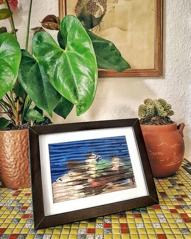 Pocas cosas son más reconfortantes que ver las piezas ubicadas en la vivienda de los coleccionistas y la felicidad que estas les aportan.
Gracias por ser parte de @eldevenir queridos amigos.
#repost @popefontana . . . . . . . . . . . . . . . .

Hay familias que tienen retratos de sus hijos, de su mascota o de su último viaje juntitos sobre la mesa del salón.
Nosotros a un @rafael_jimenez_reyes
Obra en plastilina sobre impresión llamada TODO LO QUE RECORDAMOS
Gracias @eldevenir 🧡
Photo by @lagunilla2 .
.
.
.

#eldevenir #eldevenirartgallery #rafaeljimenez #mariarosajurado #sydney #portrait #clay #clayart  #artgram #plastilina #illustration #illustrateur #photography #vaneyck #california #artinmalaga #artinspain #nyc #deco #todoloquerecordamos #atlanta #texas #tokyo #london #nerja #東京 #surrealism #artinmalaga