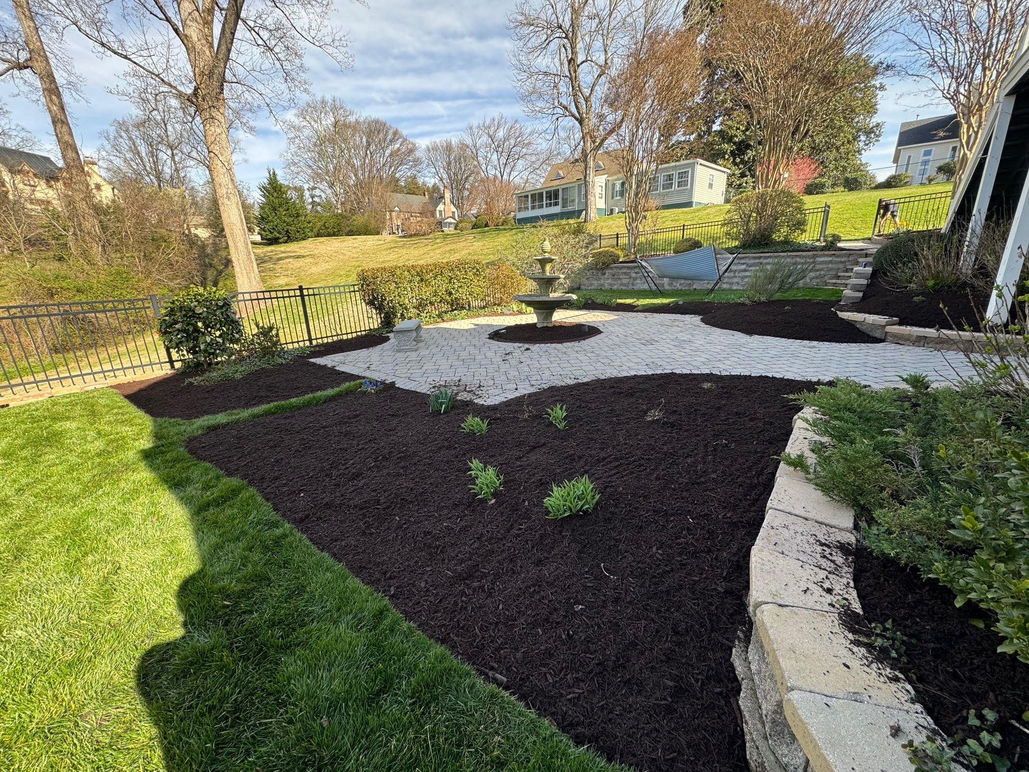 courtyard mulch.jpg
