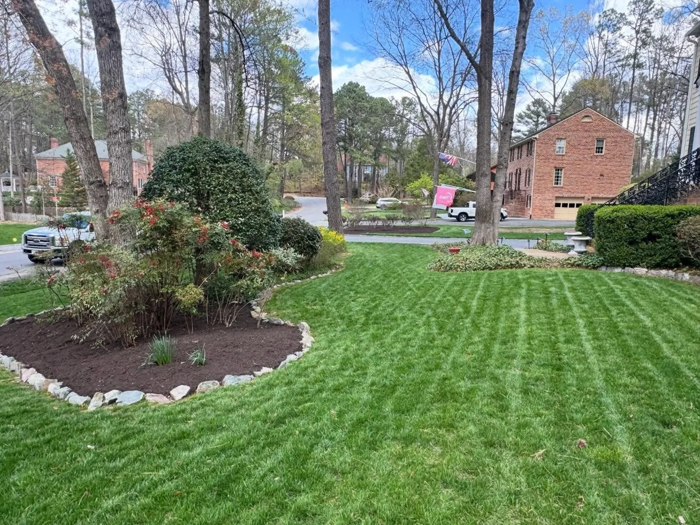 Fresh mow, fresh mulch, ready for the week!

#rvalawncare #rvalandscaping