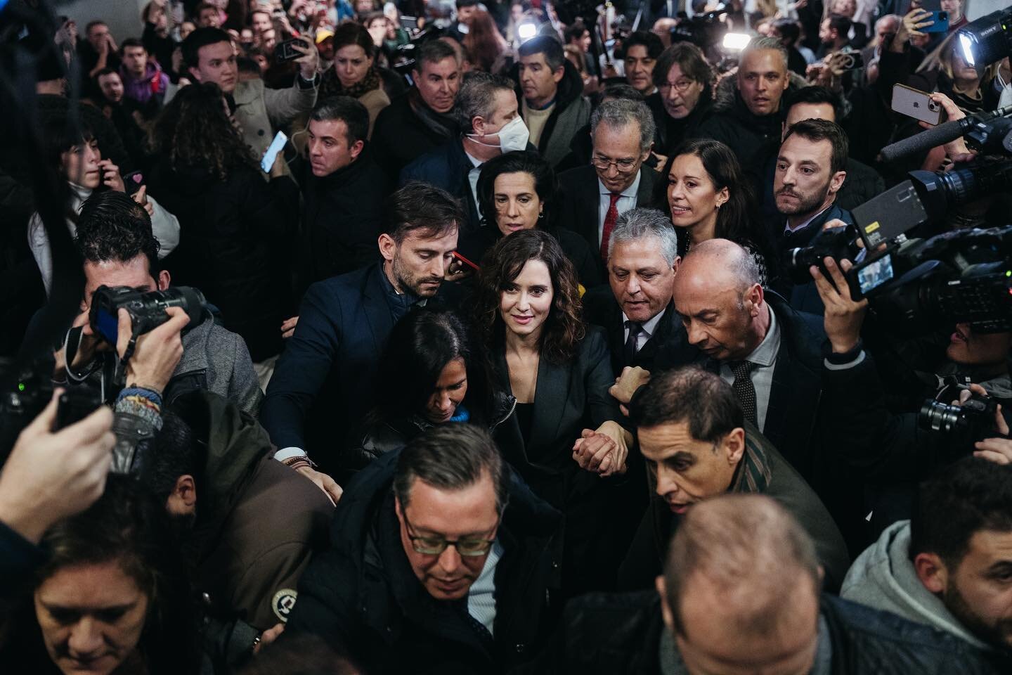 24 de enero de 2023. Isabel Diaz Ayuso recibe el reconocimiento como Alumni Ilustre de la Universidad Complutense de Madrid. La presidenta ha recibido el reconocimiento en medio de una protesta convocada por asociaciones de alumnos, profesores y trab