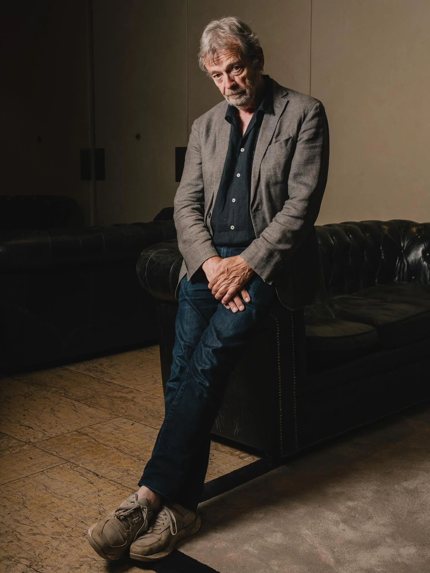 11 de junio de 2025. Fotograf&iacute;as al escritor franc&eacute;s Pierre Lemaitre para @elconfidencial.

@sony.espana @sonyalpha @alphauniversebysony.eu @sony @javigm68 @godox_spain @godox_global @smdv_official