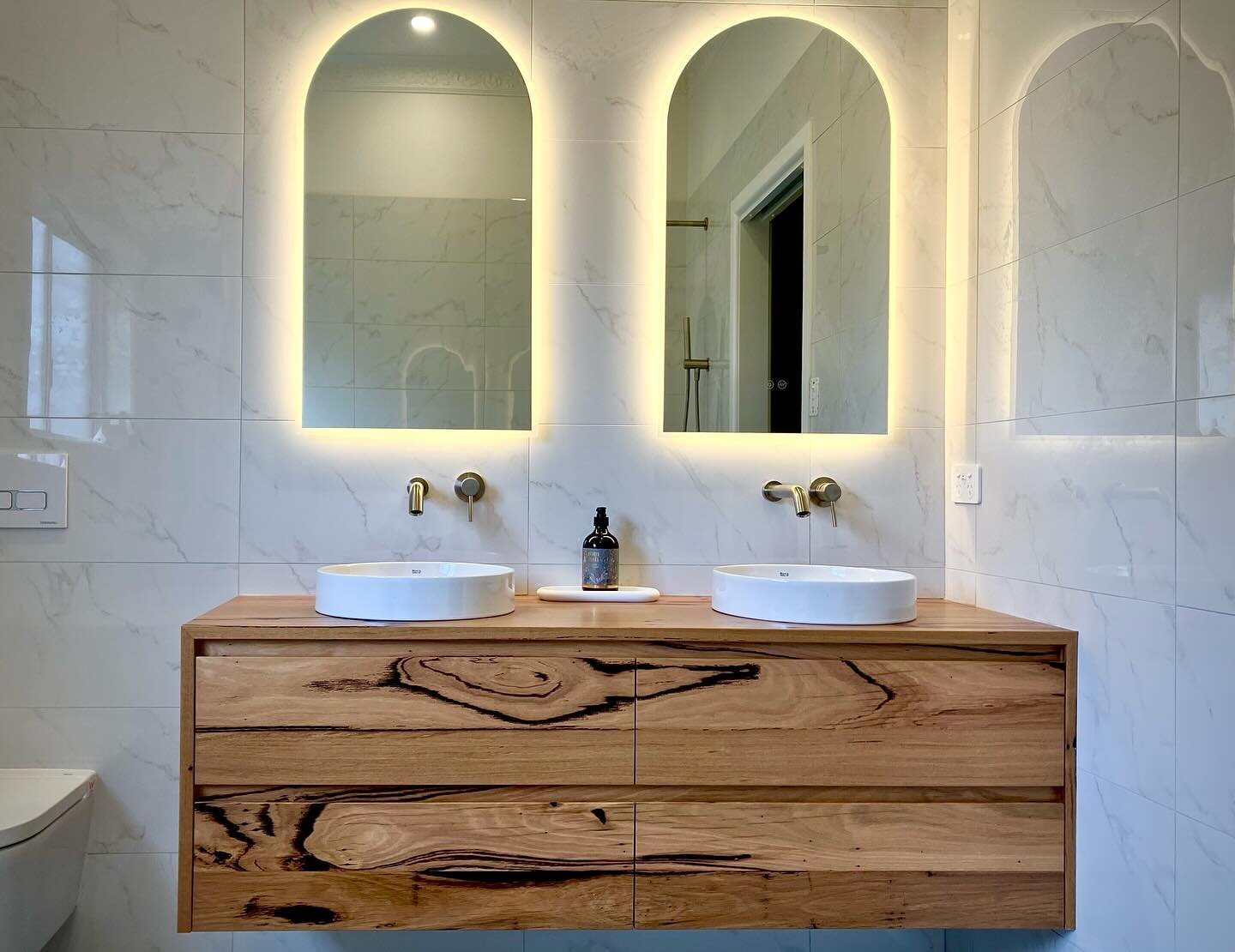 Beautiful, High Feature, Recycled Messmate Vanity for John and Fiona. 
.
.
.
#bathroomdesign #bathroom #reclaimedwood #interiordesign #architecture #bespokefurniture #bathroomdecor #mirror #tile #bathroomrenovation #handmade #customjoinery #furniture