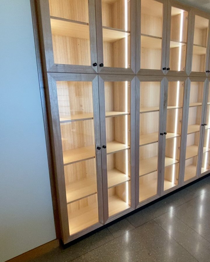 Bespoke home office fit in Tasmanian Oak for a stunning home down the coast. Challenging fit to a massive curved wall. Wrapped with the outcome. Looks great all lit up! 💡 
.
.
.
.
#bespokefurniture #homeoffice #customjoinery #architecturaldesign #in