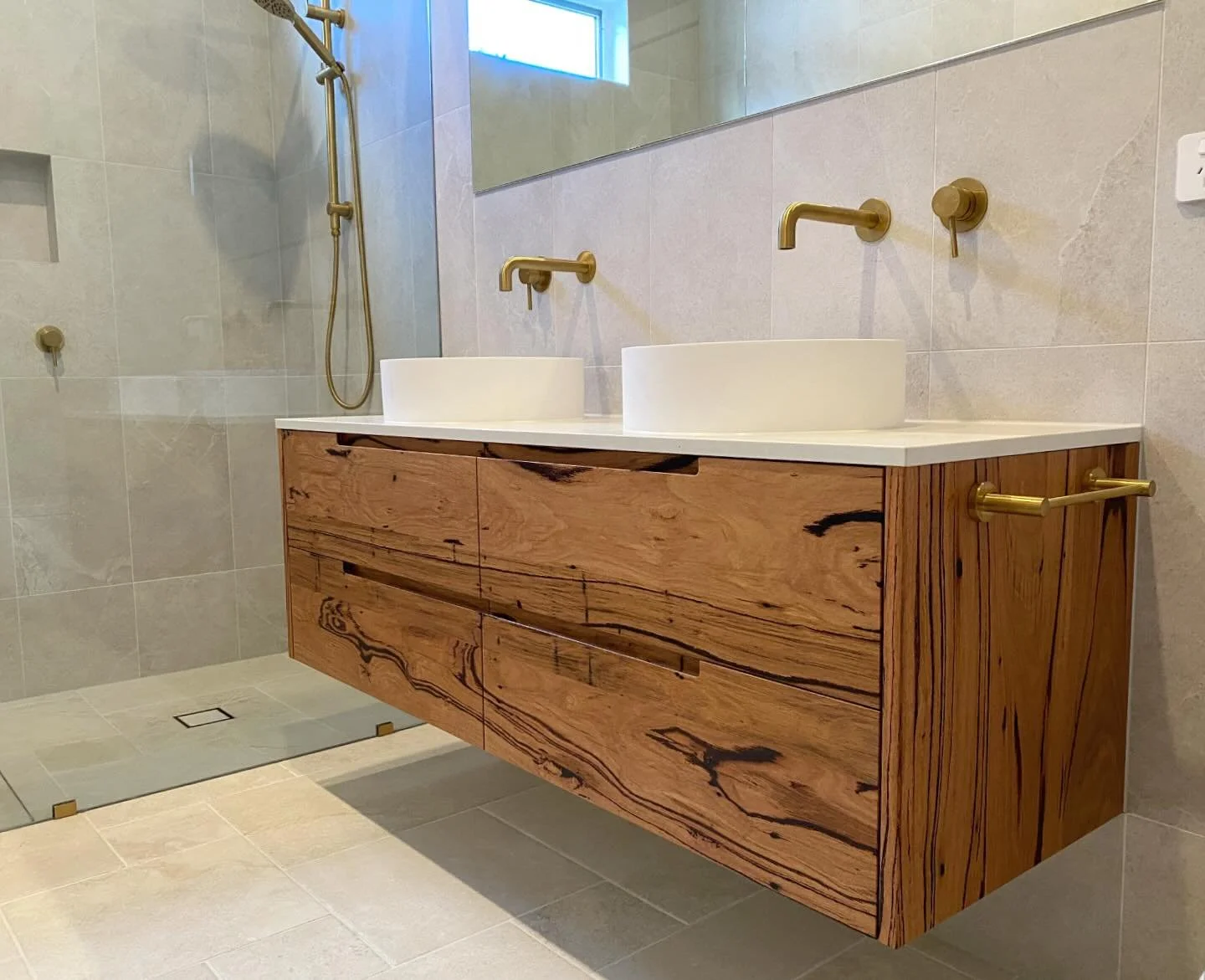 Stunning bathroom renovation featuring one of our Montana vanities in Recycled Messmate. One of those rooms when you walk in and it just feels right. Great selections and everything just works 👌🏻
.
.
.
#bespoketimberdesign #bathroominspo #interiors