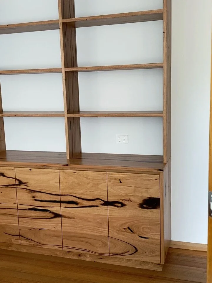 Bespoke Wall Unit in Recycled Messmate Timber. Loooadds of storage here for all the books and games and knick knacks. Ties in beautifully to this mid century renovation.
.
.
.
#bespoketimberdesign #bespokefurniture #wallunit #bookshelf #handmade